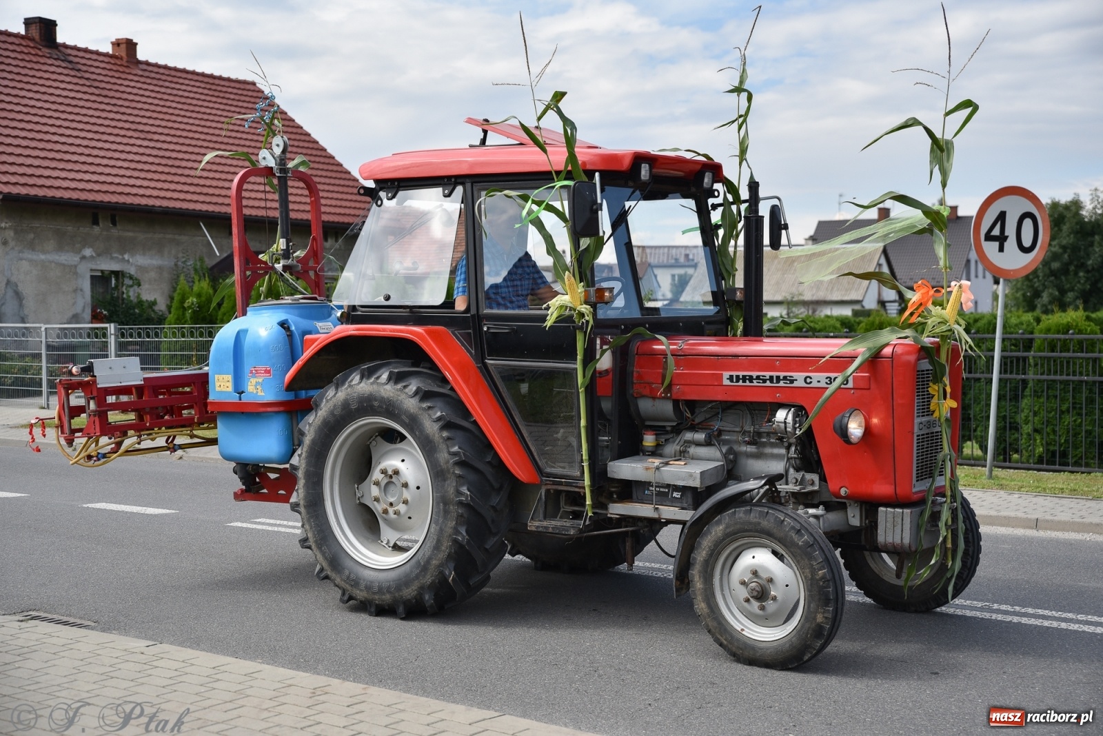 Zdjęcie w galerii na portalu naszraciborz.pl: Ciężki sprzęt i rowery. Dożynki w Szonowicach i Modzurowie wiadomości z regionu