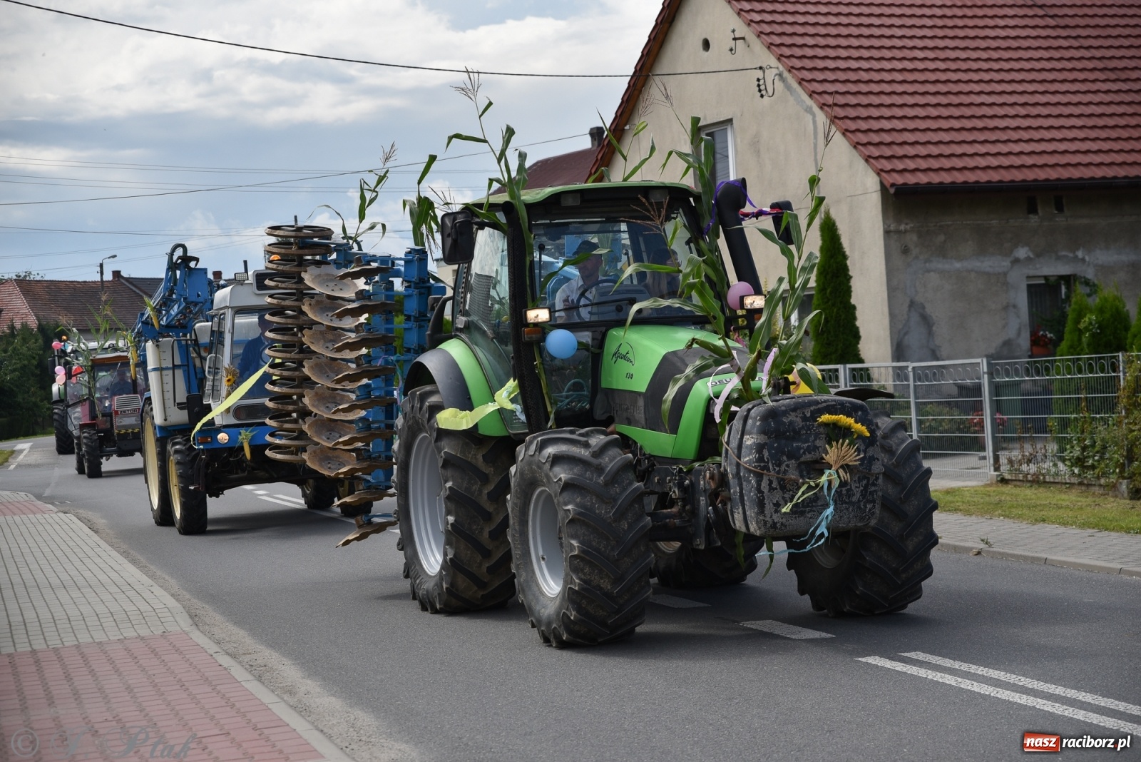 Zdjęcie w galerii na portalu naszraciborz.pl: Ciężki sprzęt i rowery. Dożynki w Szonowicach i Modzurowie wiadomości z regionu