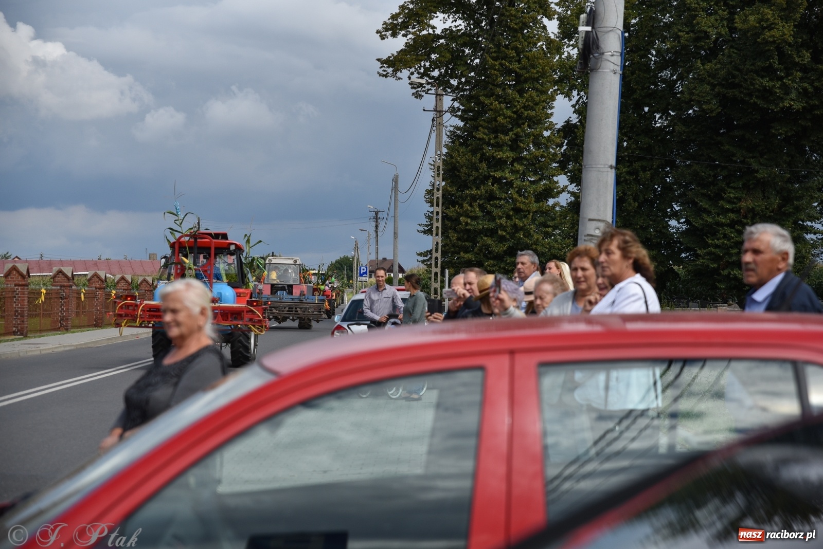 Zdjęcie w galerii na portalu naszraciborz.pl: Ciężki sprzęt i rowery. Dożynki w Szonowicach i Modzurowie wiadomości z regionu