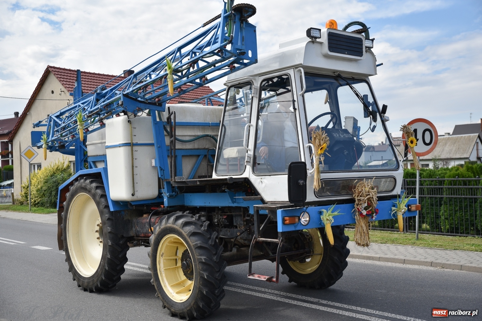 Zdjęcie w galerii na portalu naszraciborz.pl: Ciężki sprzęt i rowery. Dożynki w Szonowicach i Modzurowie wiadomości z regionu