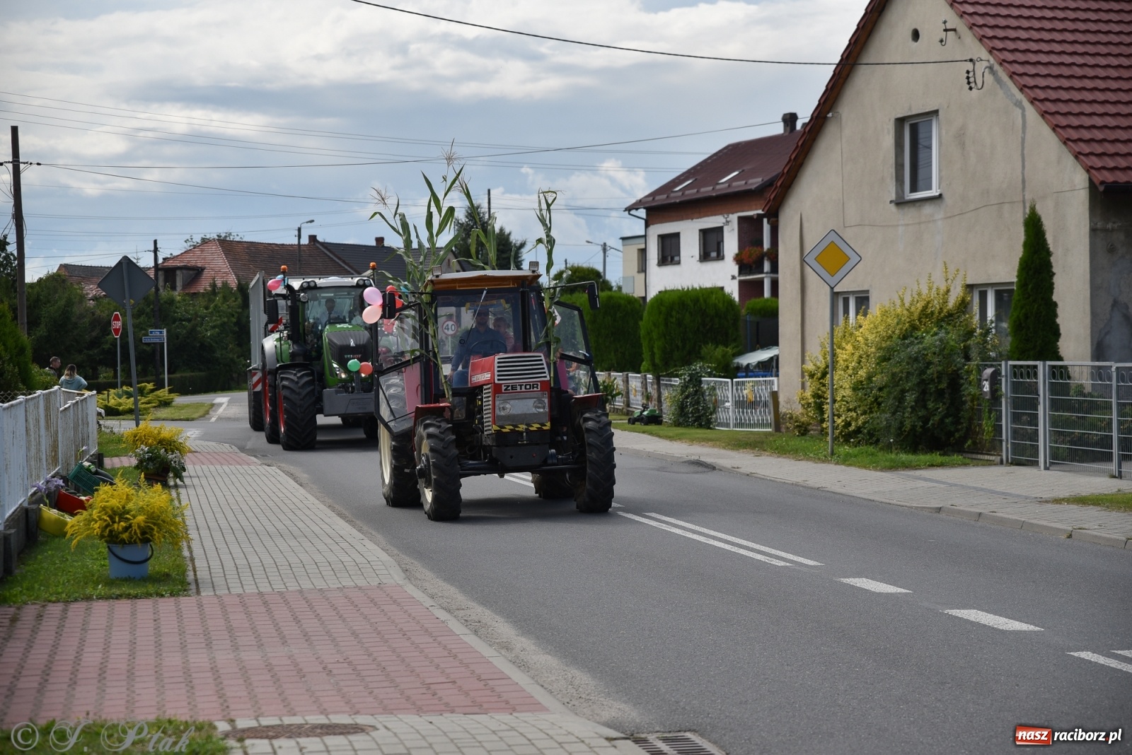 Zdjęcie w galerii na portalu naszraciborz.pl: Ciężki sprzęt i rowery. Dożynki w Szonowicach i Modzurowie wiadomości z regionu