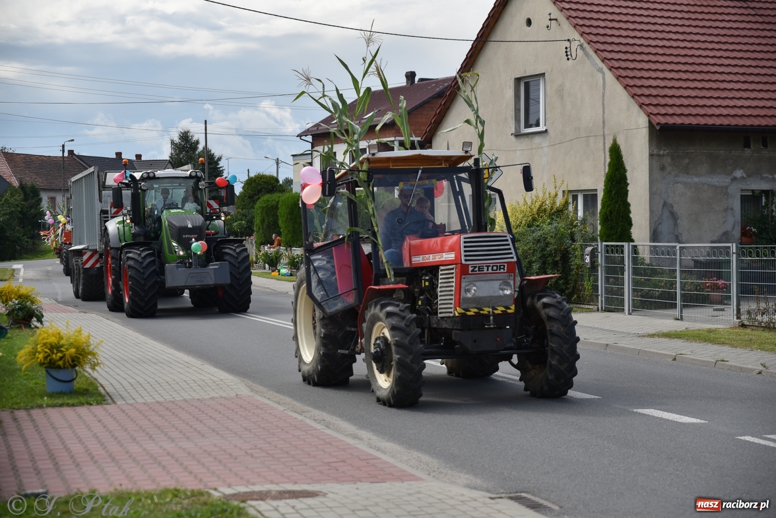 Zdjęcie w galerii na portalu naszraciborz.pl: Ciężki sprzęt i rowery. Dożynki w Szonowicach i Modzurowie wiadomości z regionu