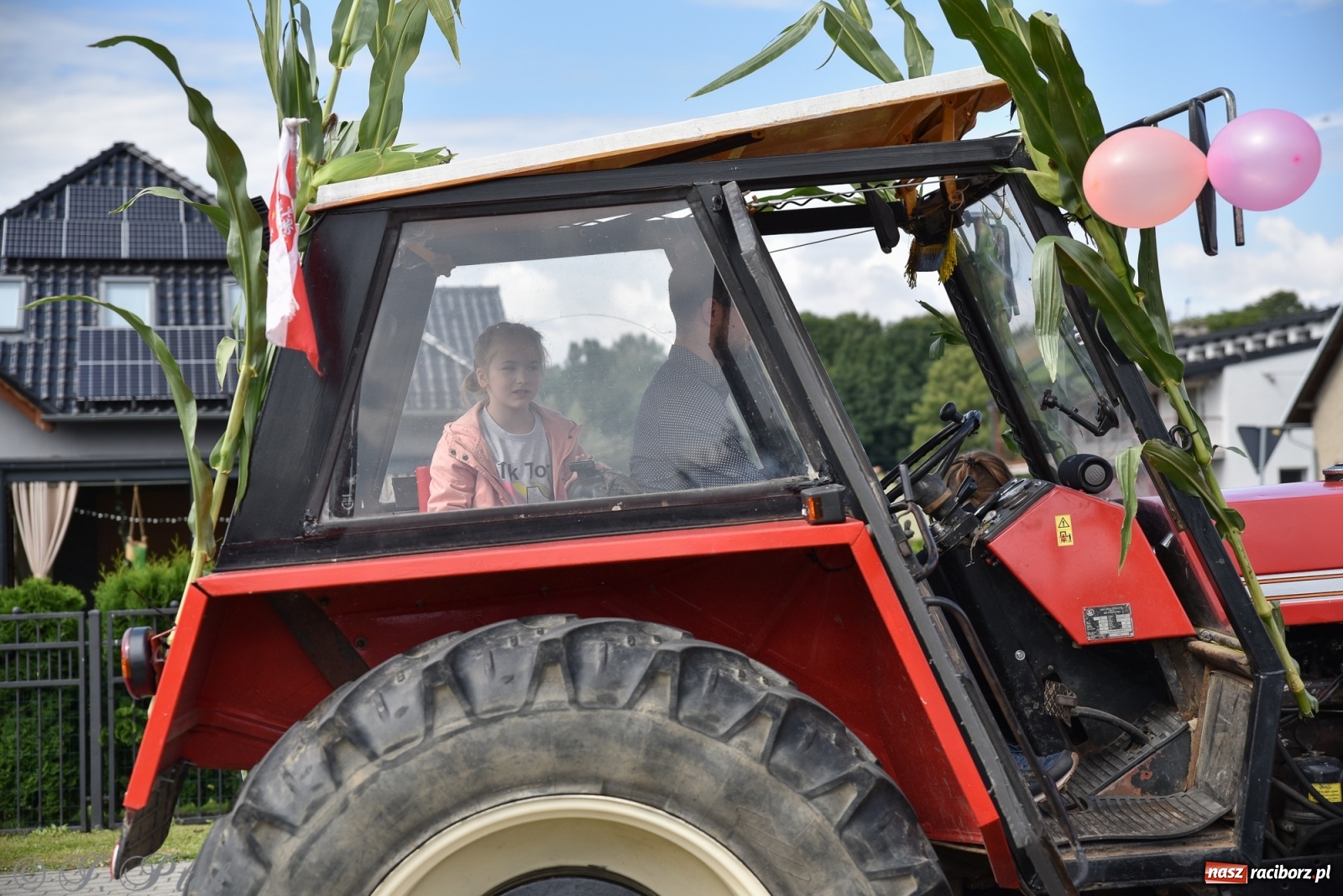 Zdjęcie w galerii na portalu naszraciborz.pl: Ciężki sprzęt i rowery. Dożynki w Szonowicach i Modzurowie wiadomości z regionu