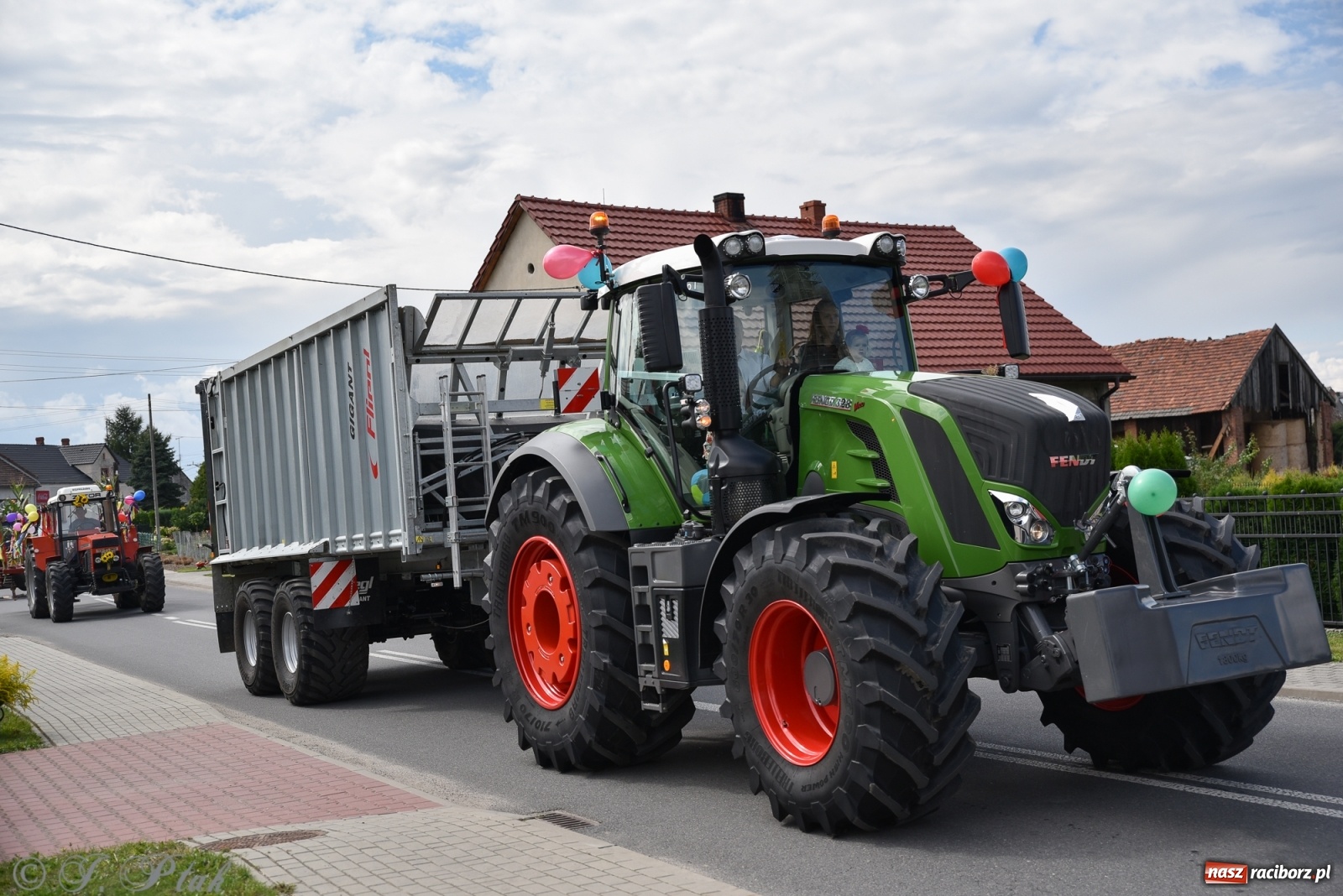 Zdjęcie w galerii na portalu naszraciborz.pl: Ciężki sprzęt i rowery. Dożynki w Szonowicach i Modzurowie wiadomości z regionu