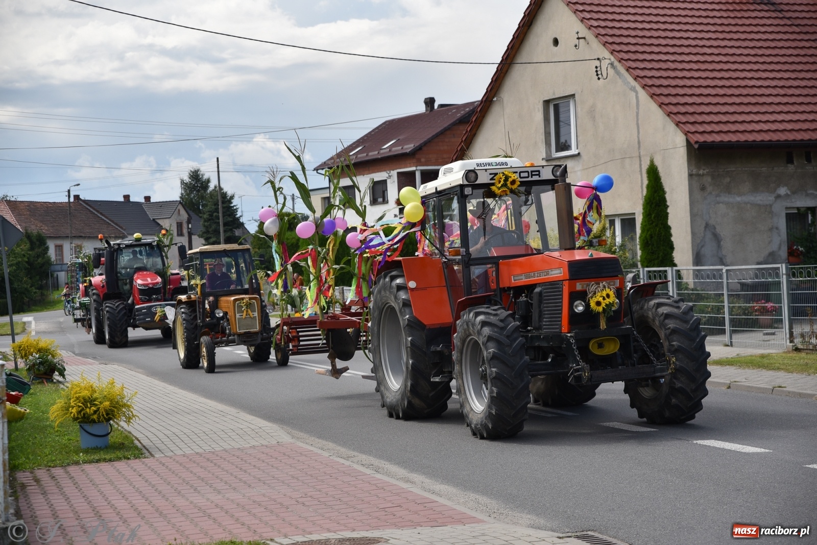 Zdjęcie w galerii na portalu naszraciborz.pl: Ciężki sprzęt i rowery. Dożynki w Szonowicach i Modzurowie wiadomości z regionu