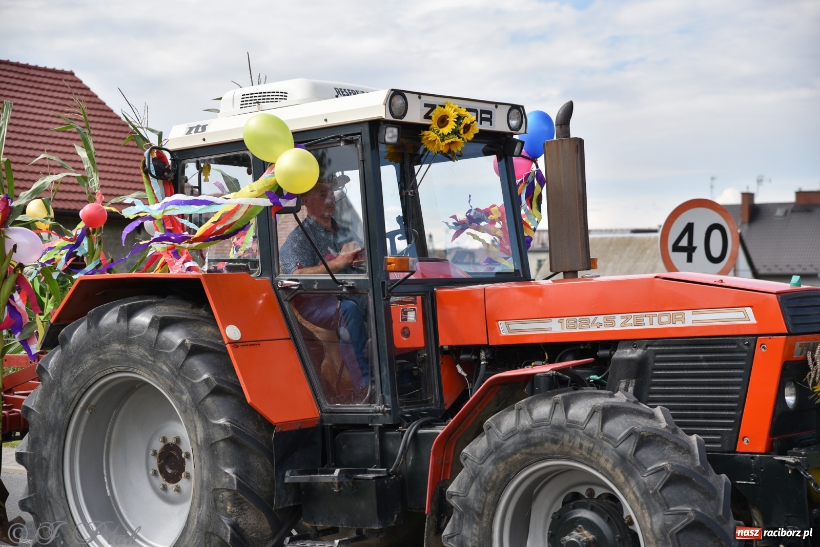 Zdjęcie w galerii na portalu naszraciborz.pl: Ciężki sprzęt i rowery. Dożynki w Szonowicach i Modzurowie wiadomości z regionu