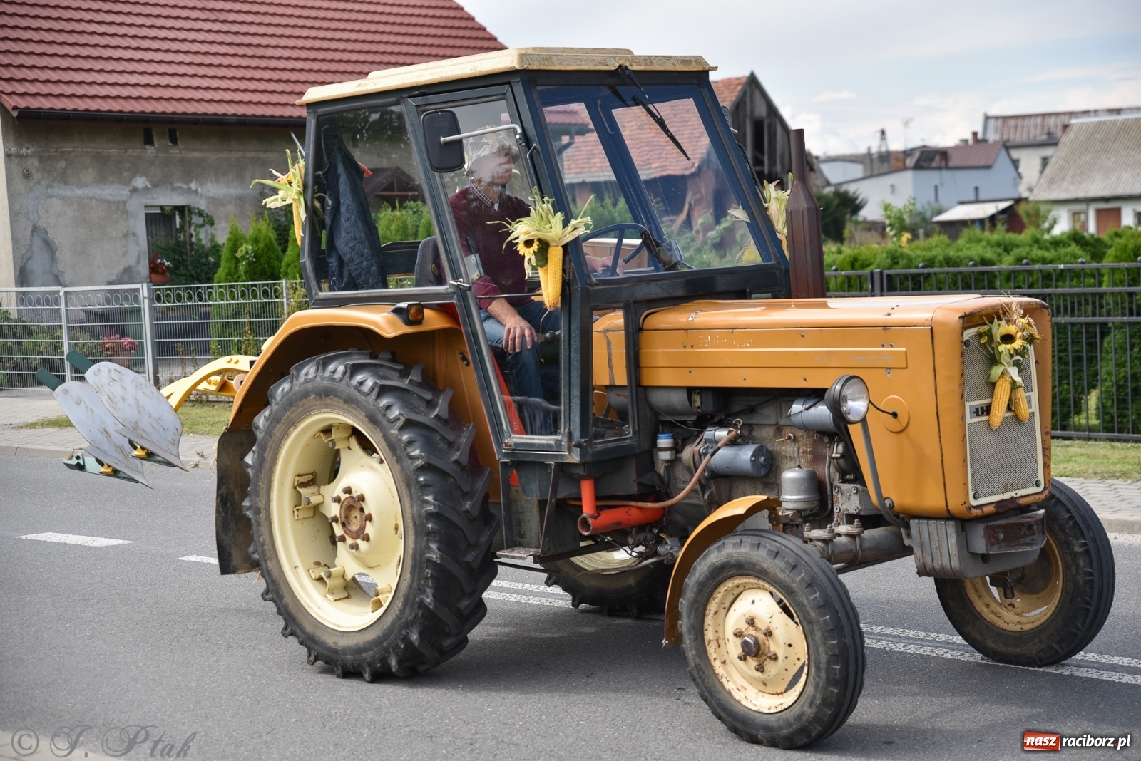 Zdjęcie w galerii na portalu naszraciborz.pl: Ciężki sprzęt i rowery. Dożynki w Szonowicach i Modzurowie wiadomości z regionu
