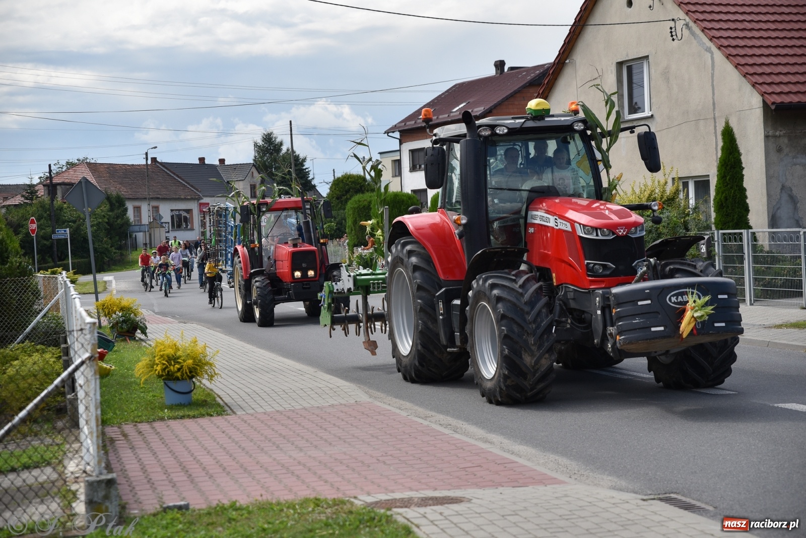 Zdjęcie w galerii na portalu naszraciborz.pl: Ciężki sprzęt i rowery. Dożynki w Szonowicach i Modzurowie wiadomości z regionu