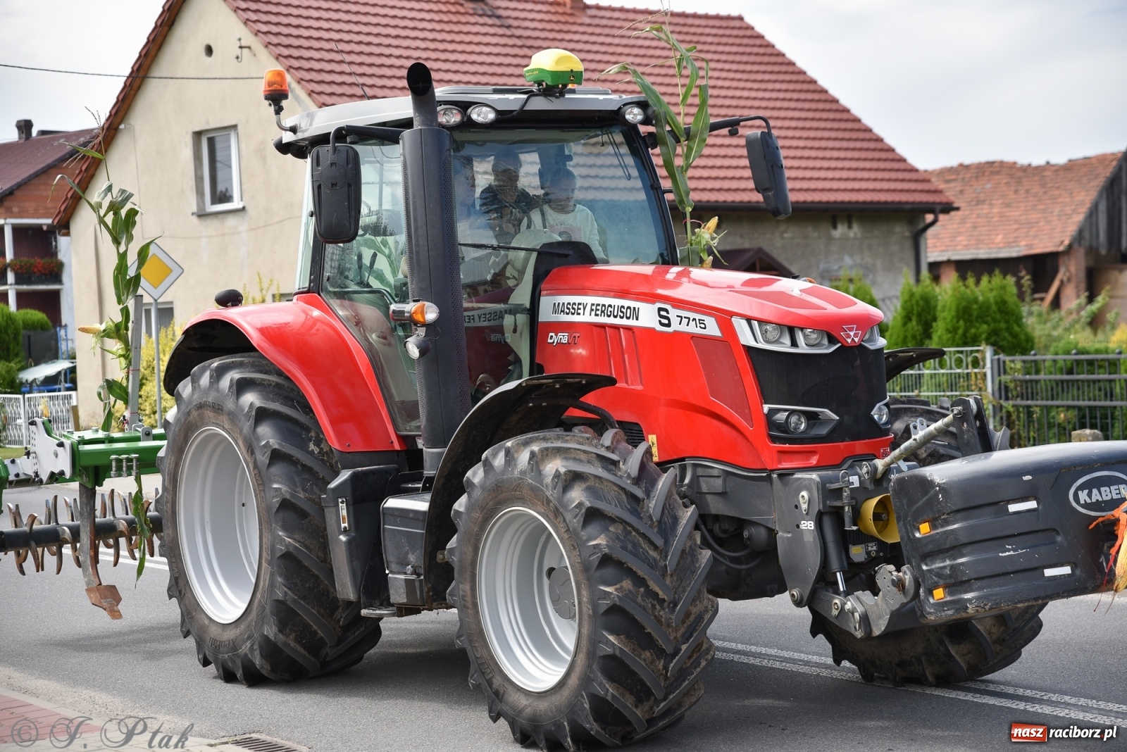 Zdjęcie w galerii na portalu naszraciborz.pl: Ciężki sprzęt i rowery. Dożynki w Szonowicach i Modzurowie wiadomości z regionu