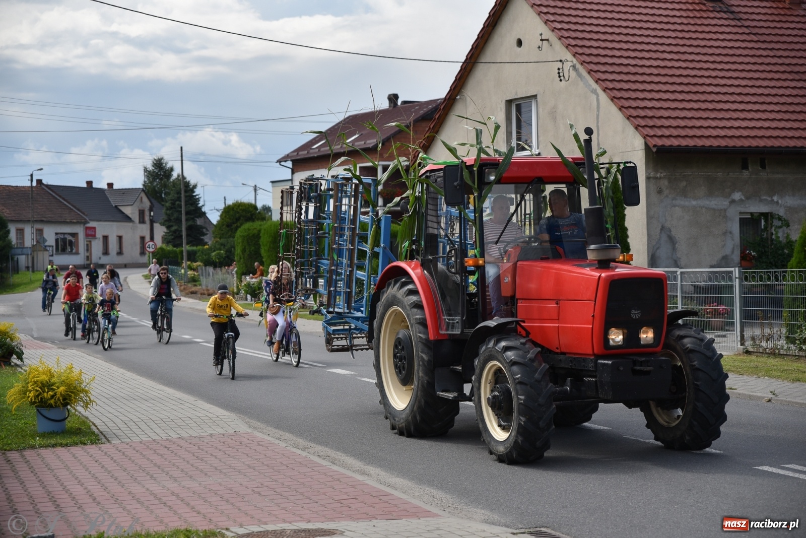 Zdjęcie w galerii na portalu naszraciborz.pl: Ciężki sprzęt i rowery. Dożynki w Szonowicach i Modzurowie wiadomości z regionu