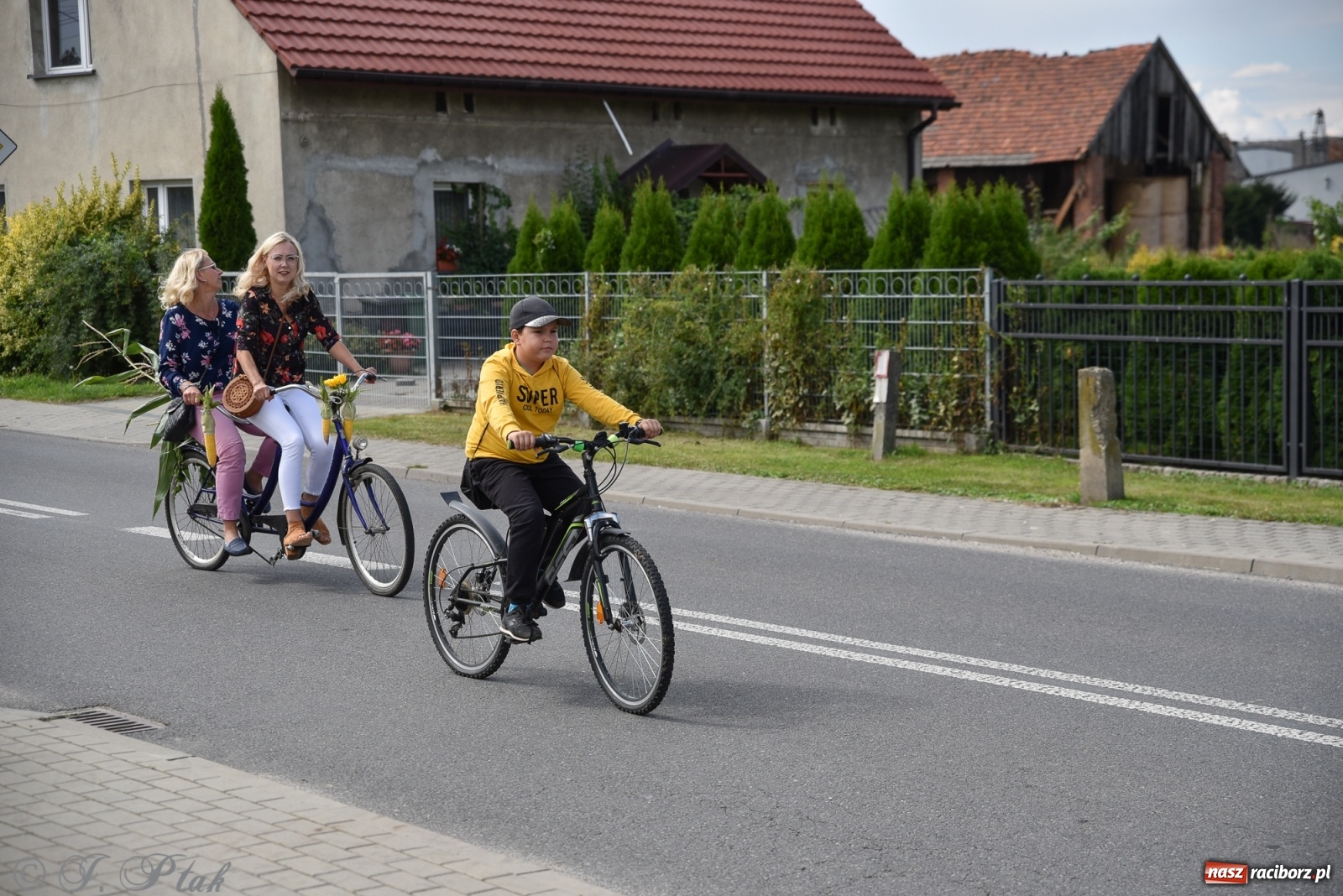 Zdjęcie w galerii na portalu naszraciborz.pl: Ciężki sprzęt i rowery. Dożynki w Szonowicach i Modzurowie wiadomości z regionu