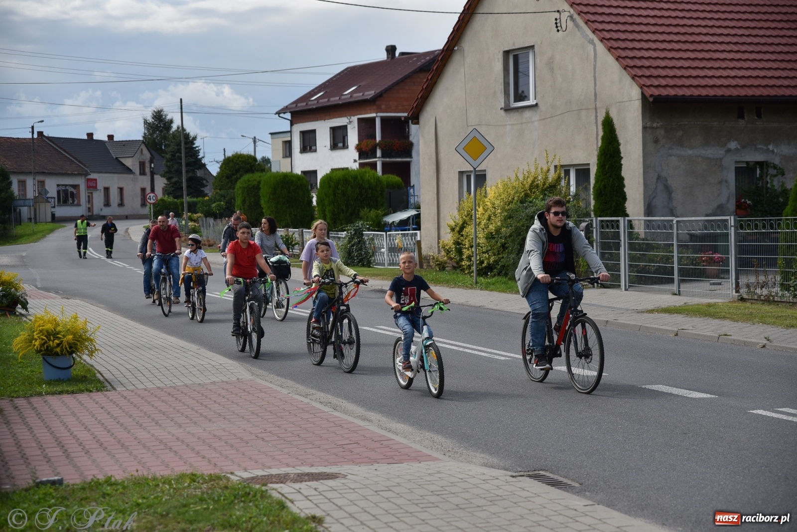 Zdjęcie w galerii na portalu naszraciborz.pl: Ciężki sprzęt i rowery. Dożynki w Szonowicach i Modzurowie wiadomości z regionu