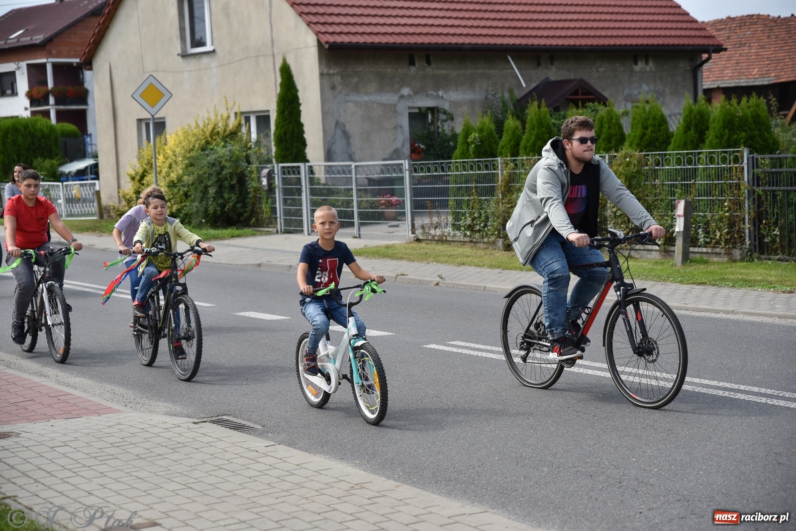 Zdjęcie w galerii na portalu naszraciborz.pl: Ciężki sprzęt i rowery. Dożynki w Szonowicach i Modzurowie wiadomości z regionu