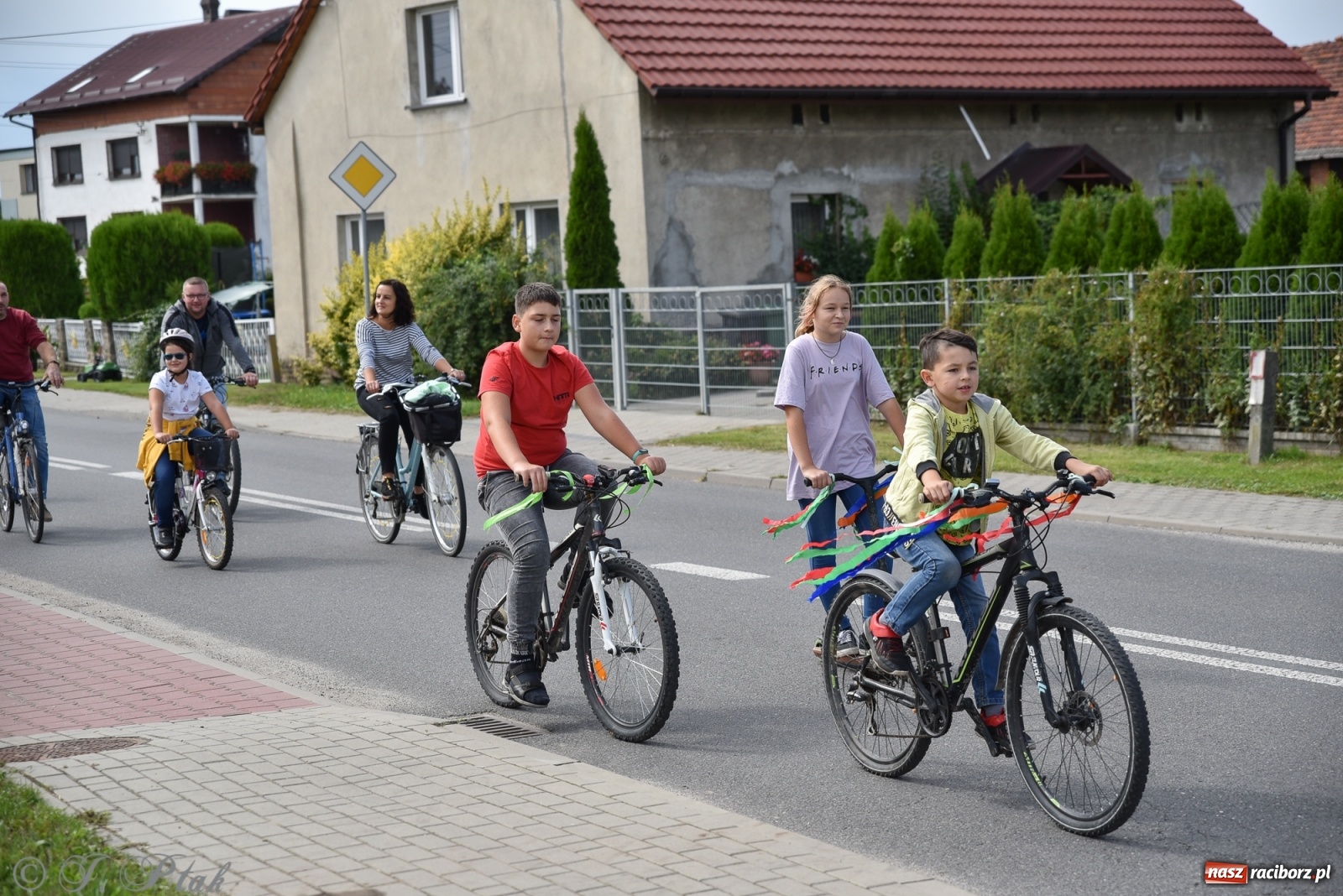 Zdjęcie w galerii na portalu naszraciborz.pl: Ciężki sprzęt i rowery. Dożynki w Szonowicach i Modzurowie wiadomości z regionu