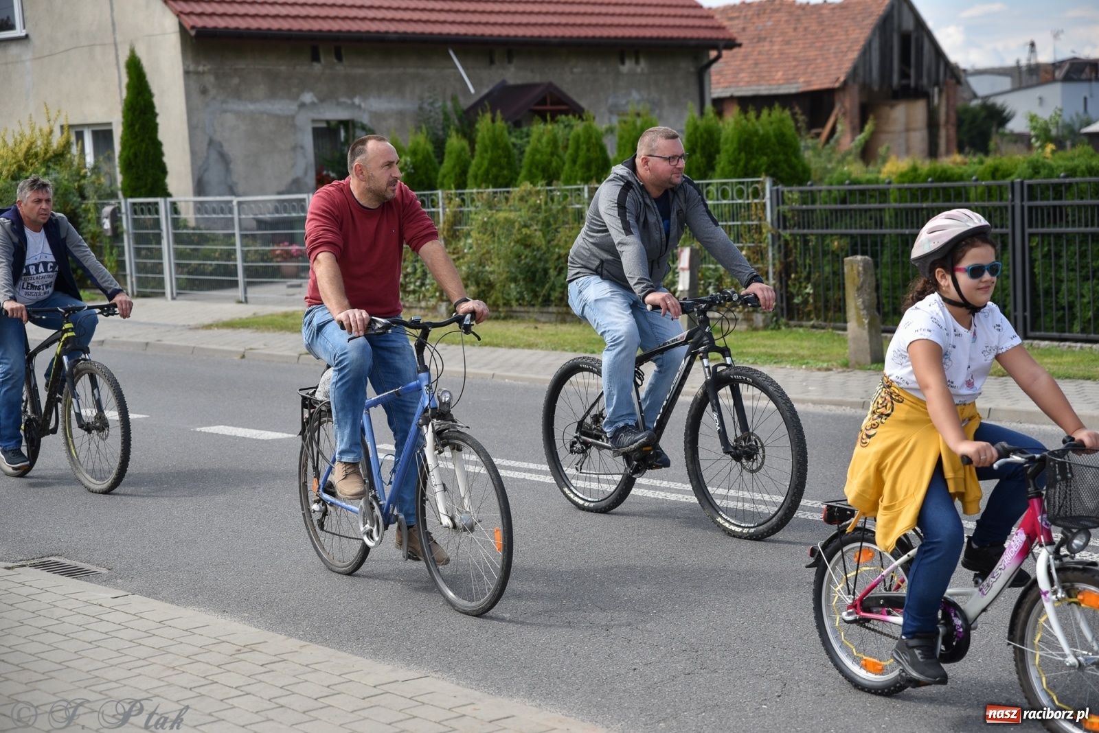Zdjęcie w galerii na portalu naszraciborz.pl: Ciężki sprzęt i rowery. Dożynki w Szonowicach i Modzurowie wiadomości z regionu