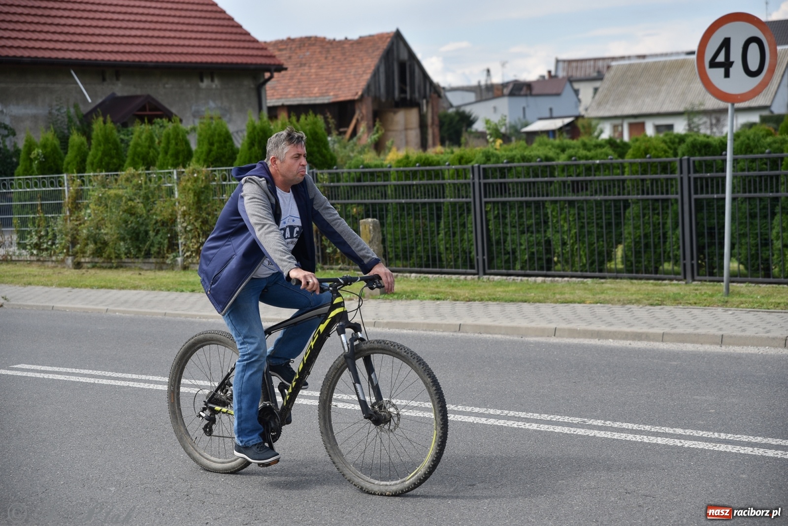Zdjęcie w galerii na portalu naszraciborz.pl: Ciężki sprzęt i rowery. Dożynki w Szonowicach i Modzurowie wiadomości z regionu