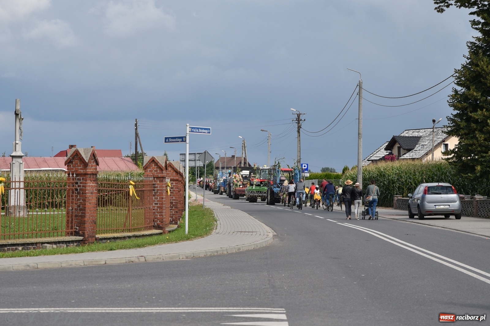 Zdjęcie w galerii na portalu naszraciborz.pl: Ciężki sprzęt i rowery. Dożynki w Szonowicach i Modzurowie wiadomości z regionu