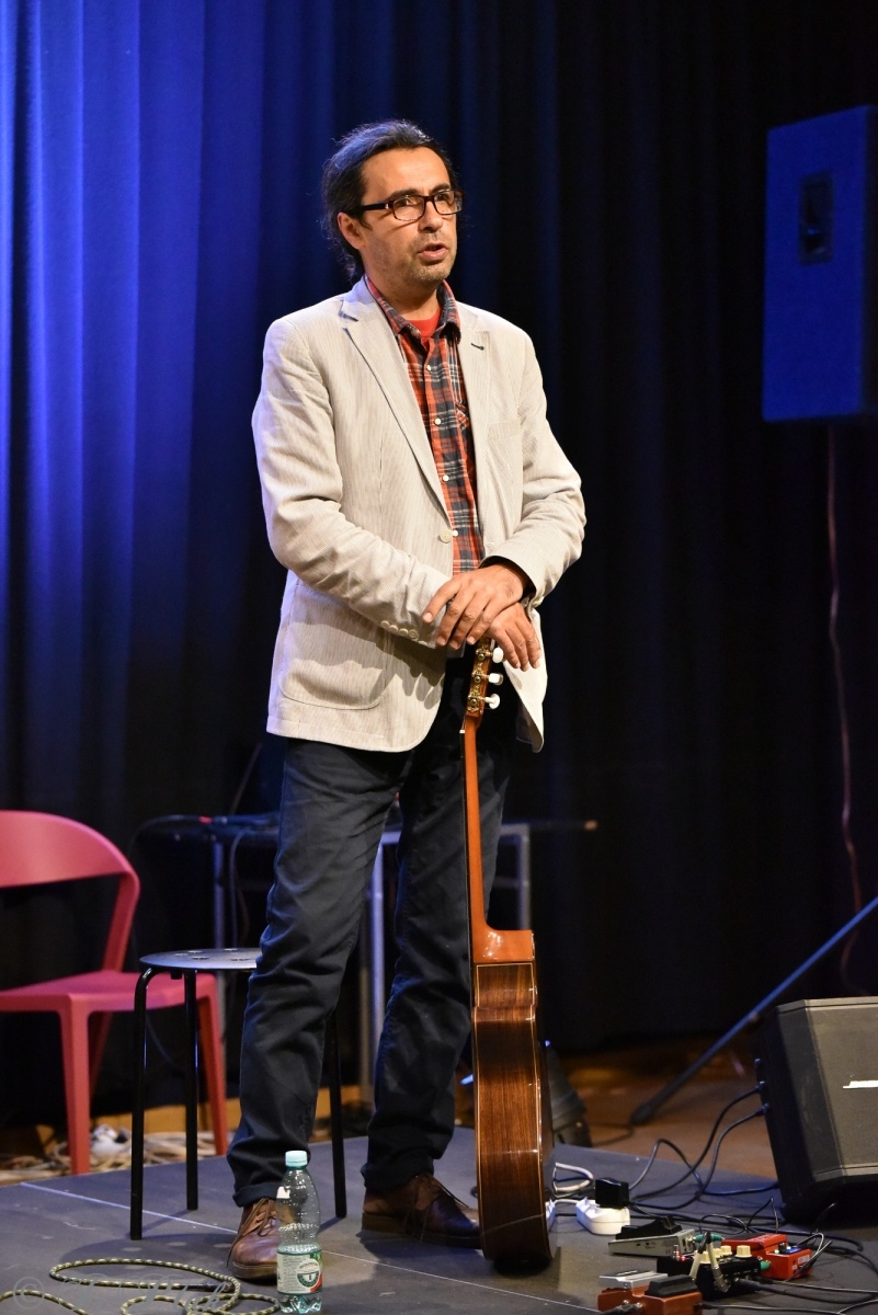 Zdjęcie w galerii na portalu naszraciborz.pl: Swoboda gitarowych improwizacji. Ludwik Konopko zagrał w RCK wiadomości z regionu