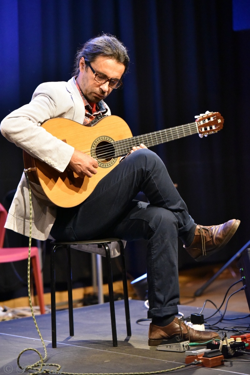 Zdjęcie w galerii na portalu naszraciborz.pl: Swoboda gitarowych improwizacji. Ludwik Konopko zagrał w RCK wiadomości z regionu