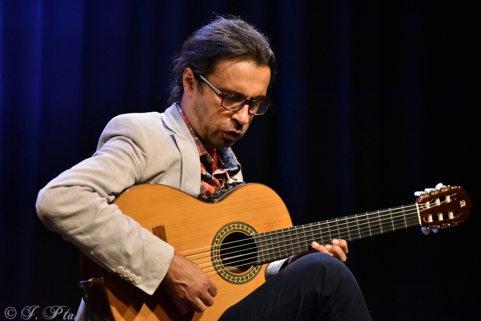 Zdjęcie w galerii na portalu naszraciborz.pl: Swoboda gitarowych improwizacji. Ludwik Konopko zagrał w RCK wiadomości z regionu