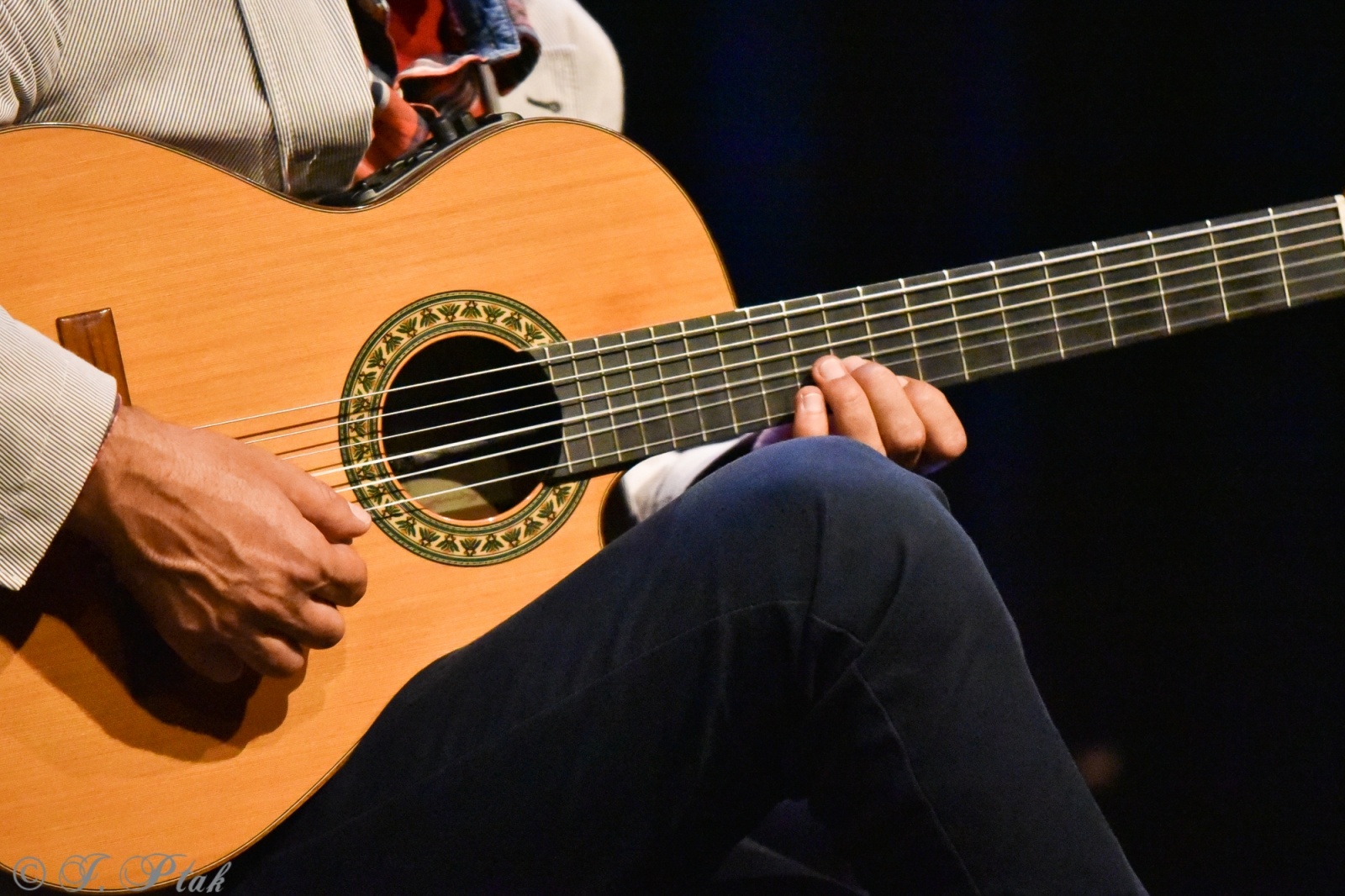 Zdjęcie w galerii na portalu naszraciborz.pl: Swoboda gitarowych improwizacji. Ludwik Konopko zagrał w RCK wiadomości z regionu