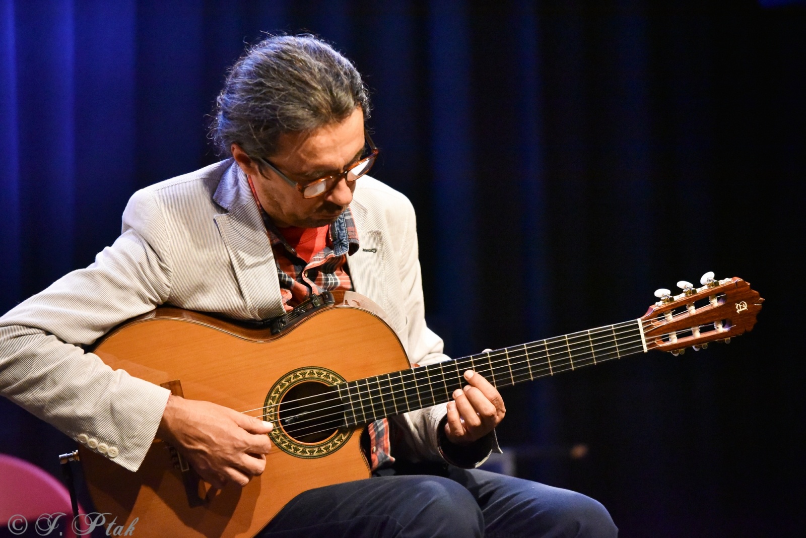 Zdjęcie w galerii na portalu naszraciborz.pl: Swoboda gitarowych improwizacji. Ludwik Konopko zagrał w RCK wiadomości z regionu