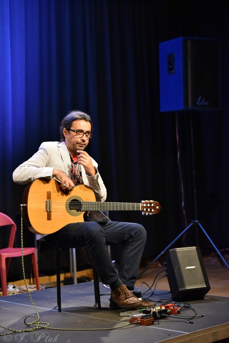 Zdjęcie w galerii na portalu naszraciborz.pl: Swoboda gitarowych improwizacji. Ludwik Konopko zagrał w RCK wiadomości z regionu