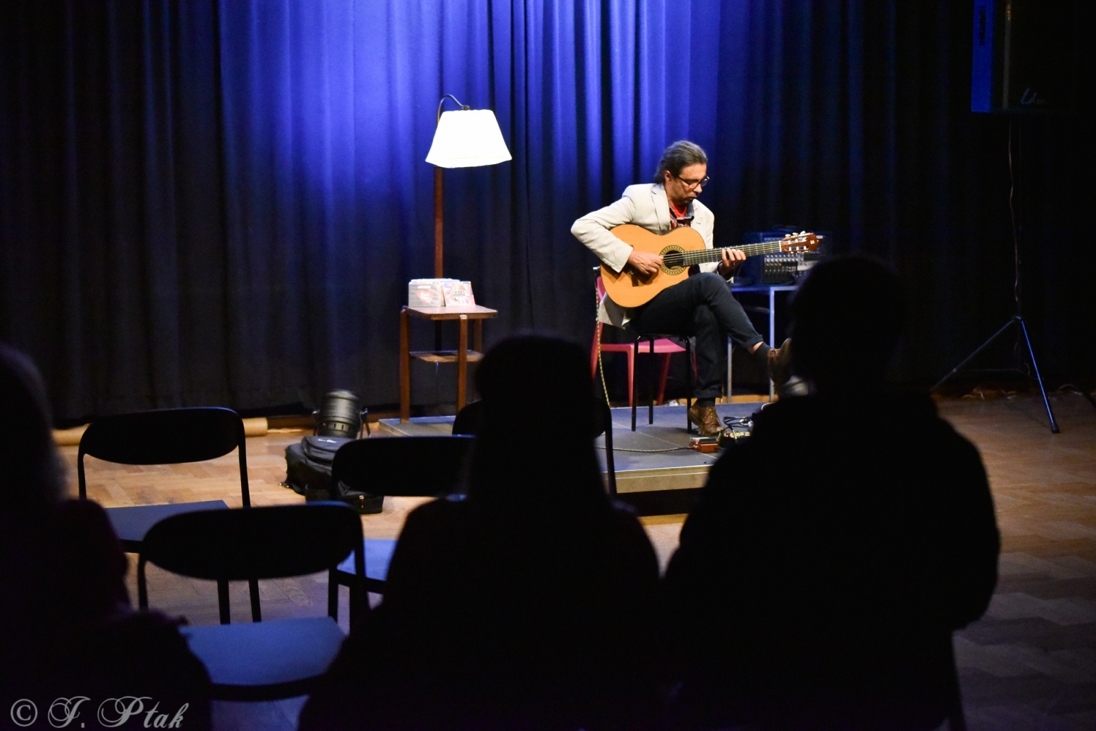 Zdjęcie w galerii na portalu naszraciborz.pl: Swoboda gitarowych improwizacji. Ludwik Konopko zagrał w RCK wiadomości z regionu