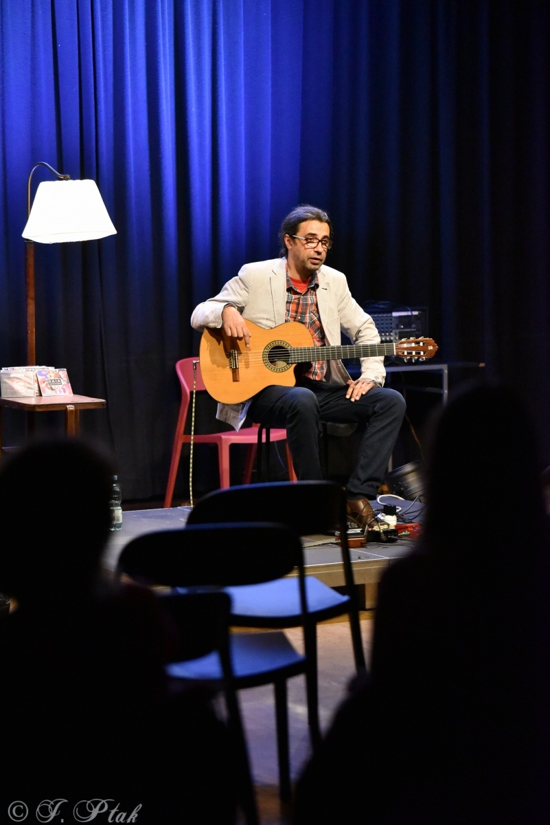 Zdjęcie w galerii na portalu naszraciborz.pl: Swoboda gitarowych improwizacji. Ludwik Konopko zagrał w RCK wiadomości z regionu