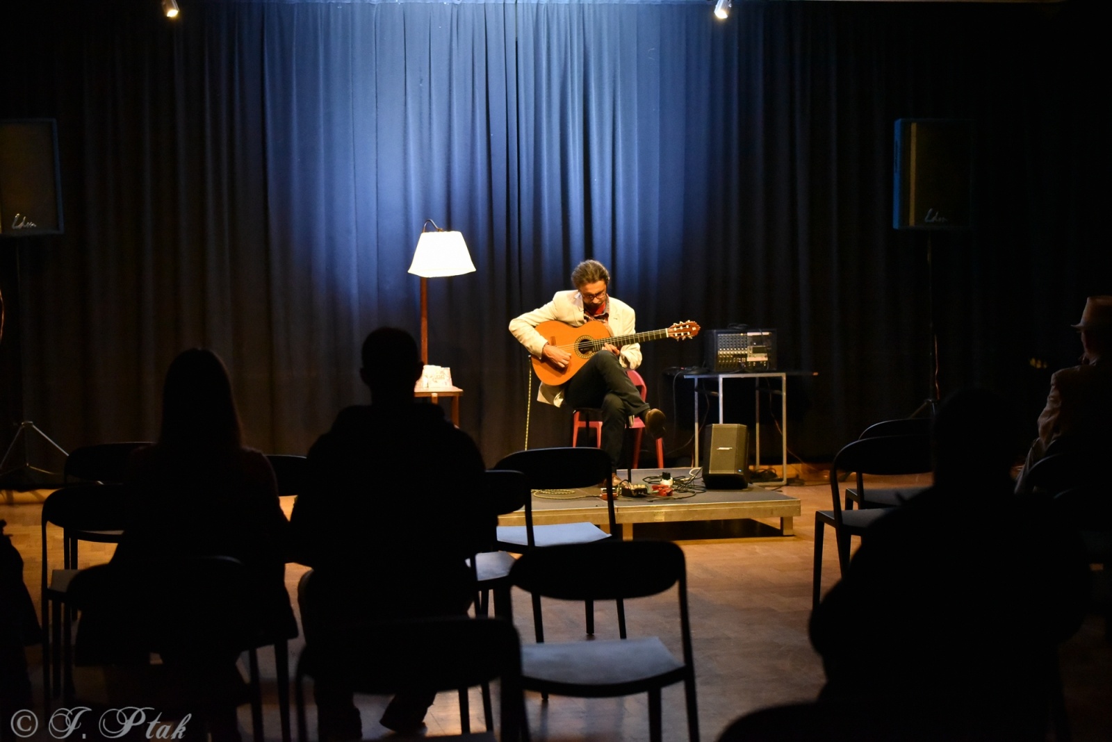 Zdjęcie w galerii na portalu naszraciborz.pl: Swoboda gitarowych improwizacji. Ludwik Konopko zagrał w RCK wiadomości z regionu