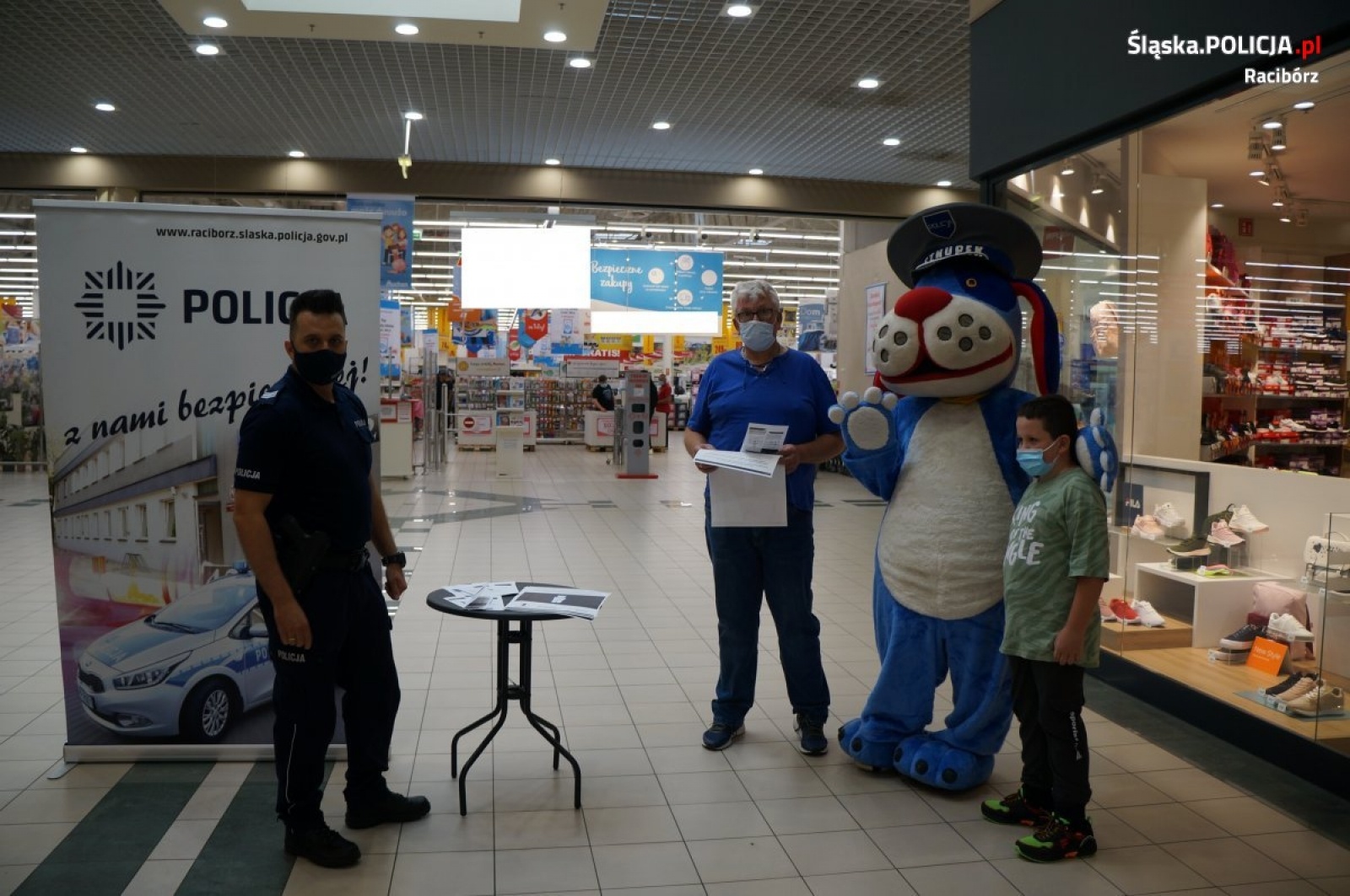 Zdjęcie w galerii na portalu naszraciborz.pl: Raciborscy policjanci promowali kampanię Mamo! Tato! Tutaj jestem wiadomości z regionu