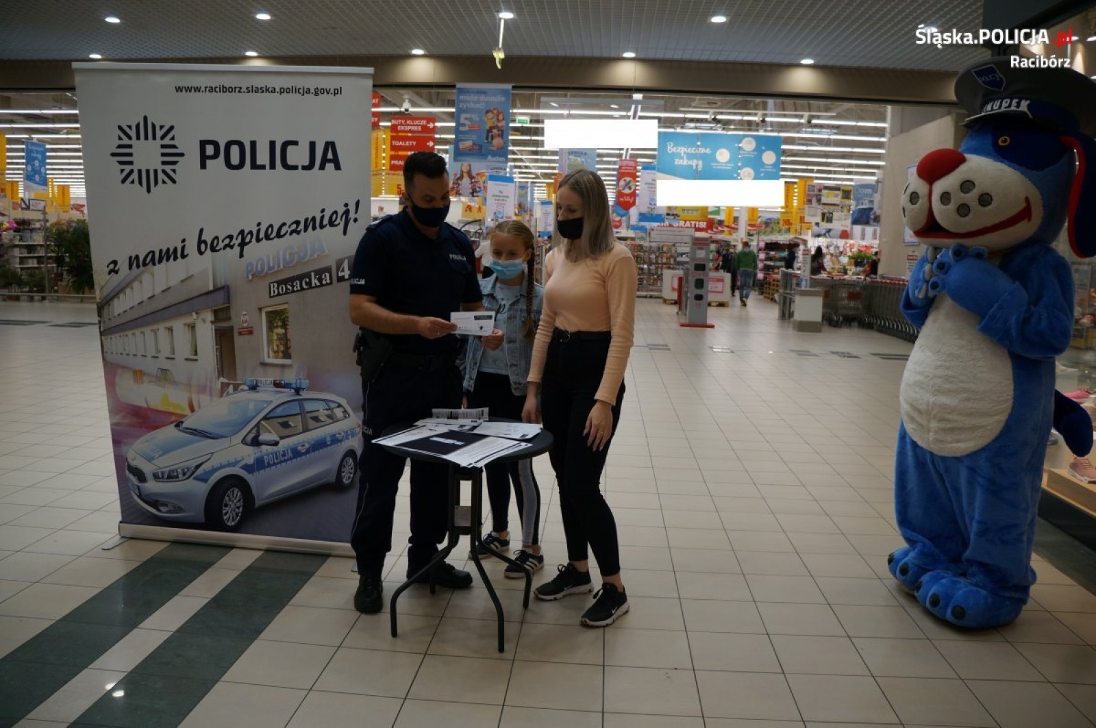 Zdjęcie w galerii na portalu naszraciborz.pl: Raciborscy policjanci promowali kampanię Mamo! Tato! Tutaj jestem wiadomości z regionu