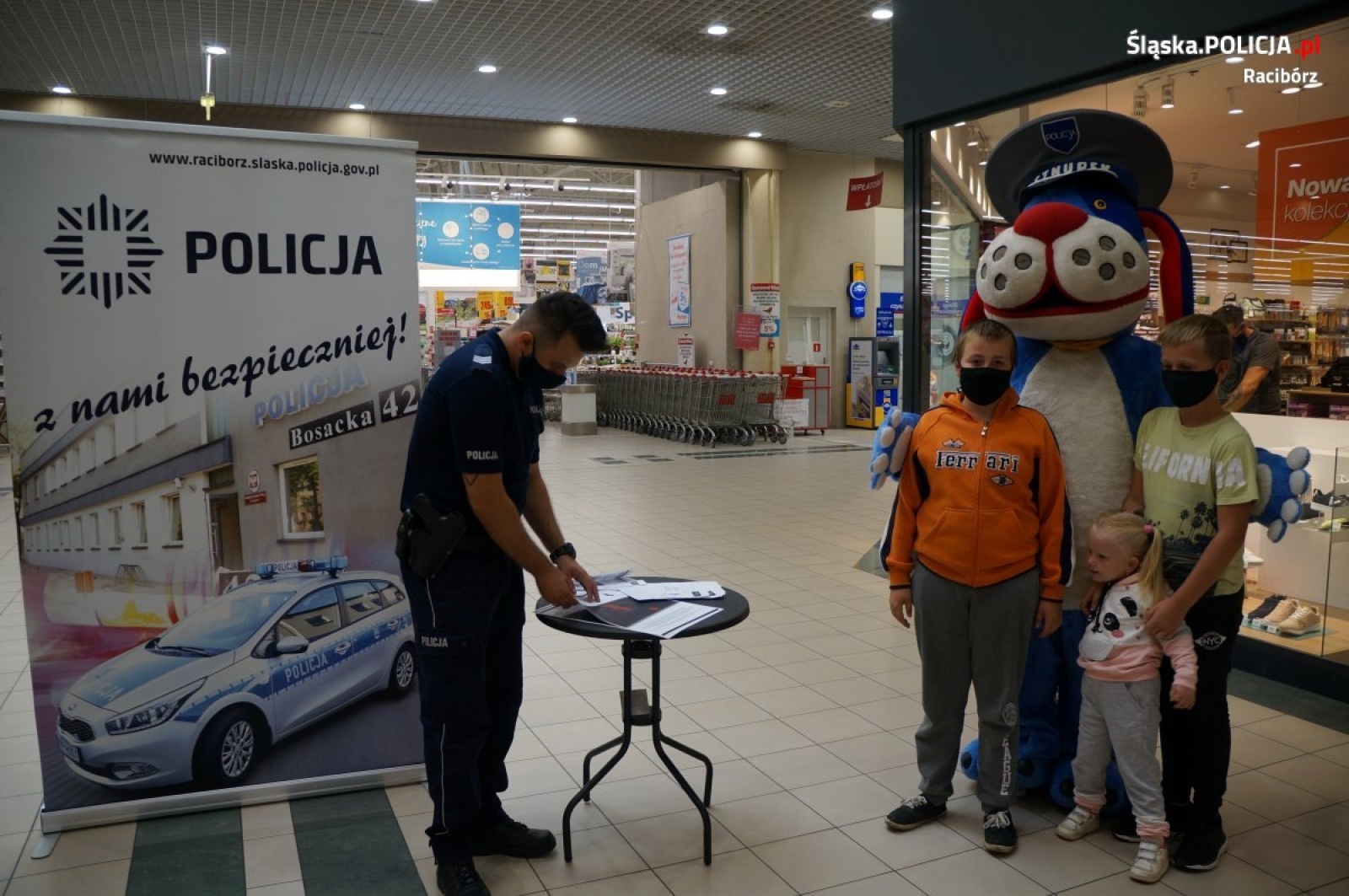 Zdjęcie w galerii na portalu naszraciborz.pl: Raciborscy policjanci promowali kampanię Mamo! Tato! Tutaj jestem wiadomości z regionu