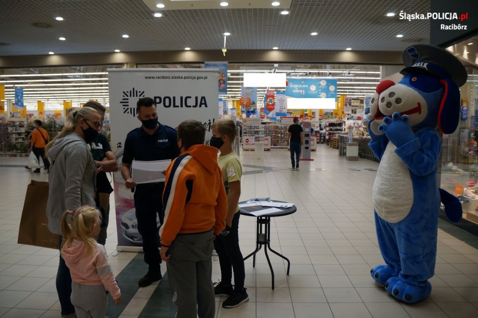 Zdjęcie w galerii na portalu naszraciborz.pl: Raciborscy policjanci promowali kampanię Mamo! Tato! Tutaj jestem wiadomości z regionu