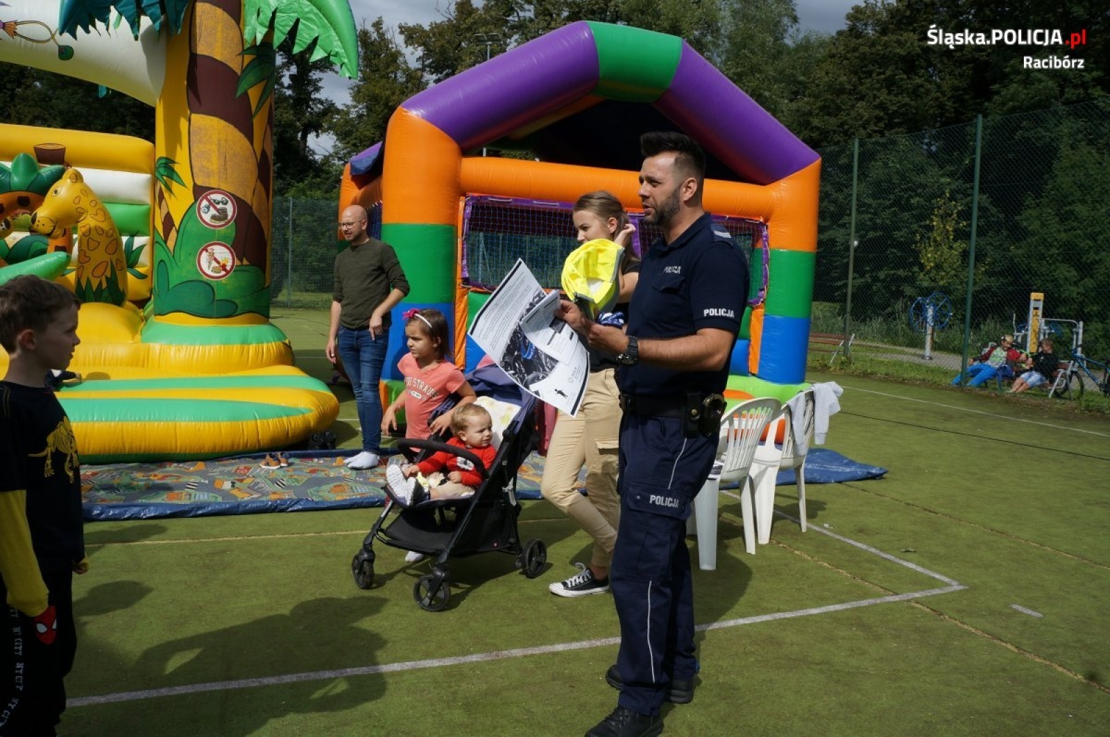 Zdjęcie w galerii na portalu naszraciborz.pl: Raciborscy policjanci promowali kampanię Mamo! Tato! Tutaj jestem wiadomości z regionu