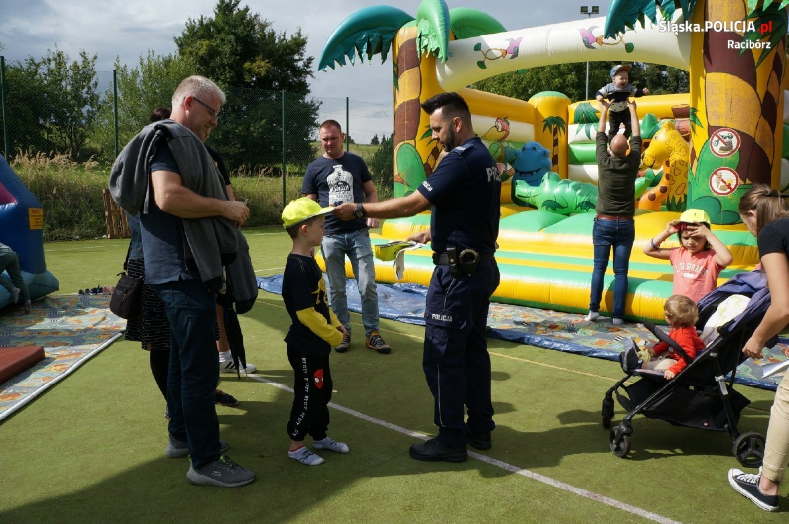 Zdjęcie w galerii na portalu naszraciborz.pl: Raciborscy policjanci promowali kampanię Mamo! Tato! Tutaj jestem wiadomości z regionu