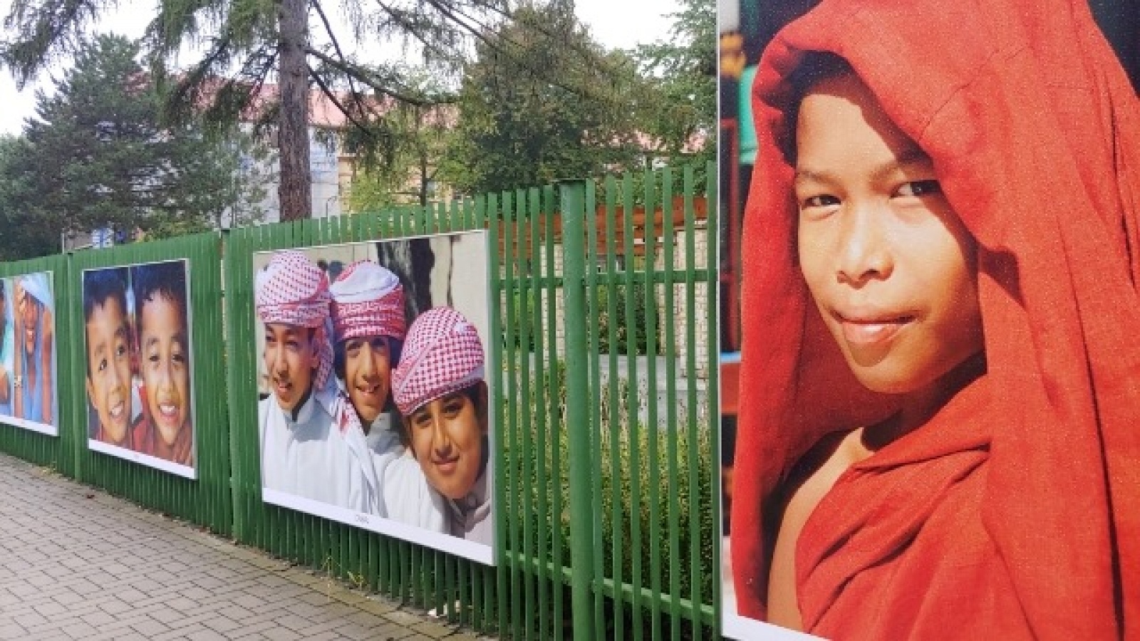 Zdjęcie w galerii na portalu naszraciborz.pl: Plenerowa wystawa Elżbiety Dzikowskiej w Raciborzu wiadomości z regionu