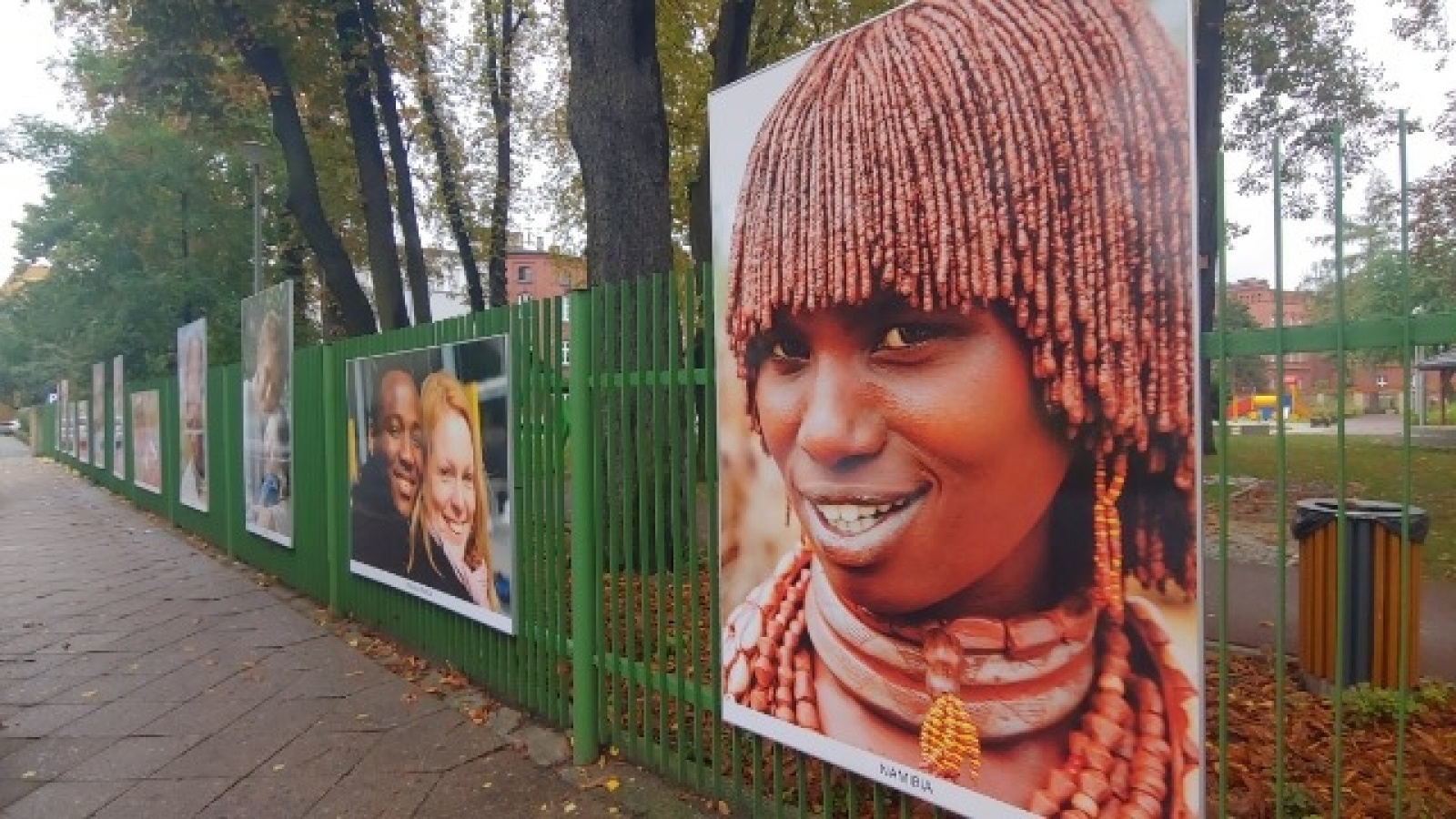 Zdjęcie w galerii na portalu naszraciborz.pl: Plenerowa wystawa Elżbiety Dzikowskiej w Raciborzu wiadomości z regionu