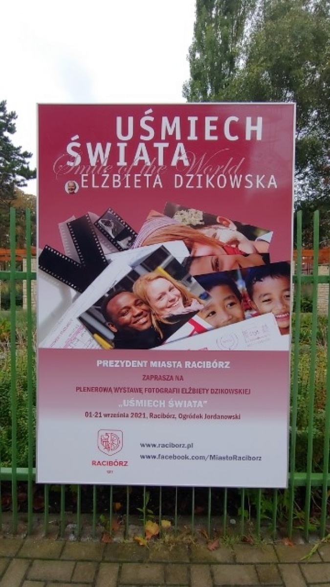 Zdjęcie w galerii na portalu naszraciborz.pl: Plenerowa wystawa Elżbiety Dzikowskiej w Raciborzu wiadomości z regionu