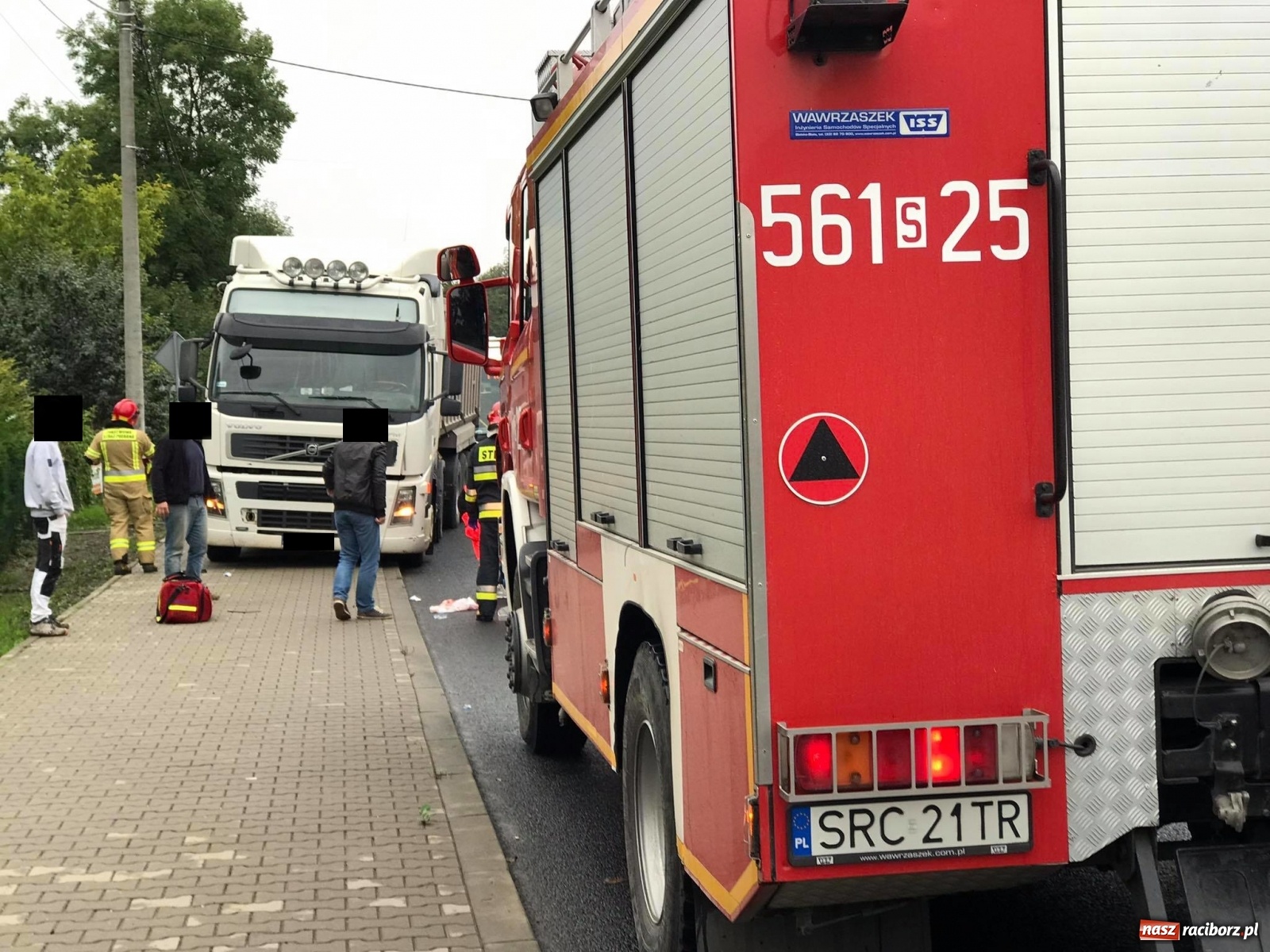 Zdjęcie w galerii na portalu naszraciborz.pl: DW 416. Potrącenie pieszego na Głubczyckiej koło szpitala wiadomości z regionu