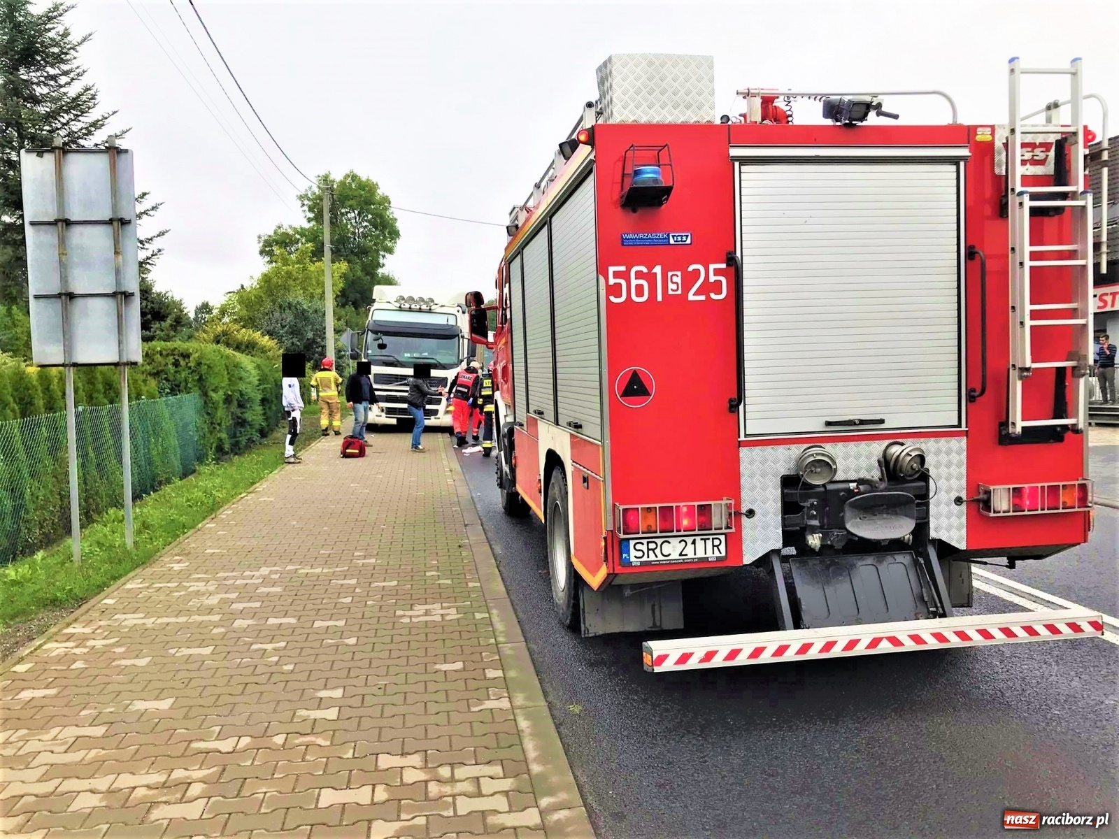 Zdjęcie w galerii na portalu naszraciborz.pl: DW 416. Potrącenie pieszego na Głubczyckiej koło szpitala wiadomości z regionu