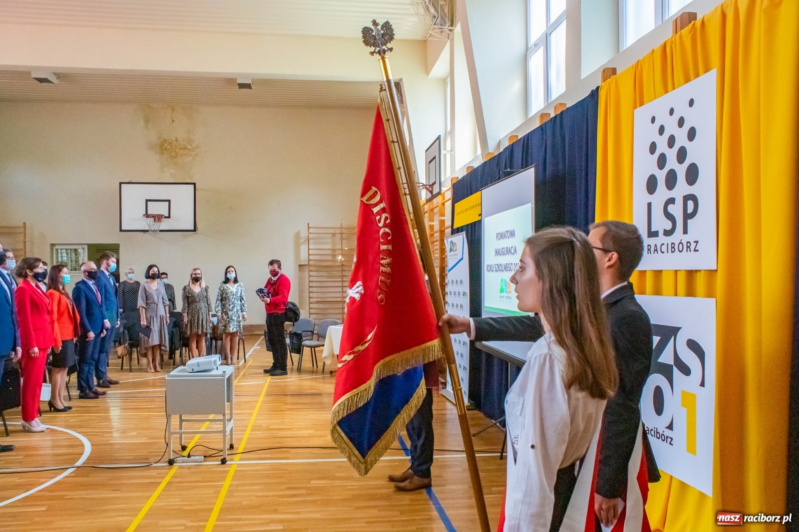 Zdjęcie w galerii na portalu naszraciborz.pl: Awanse, nagrody, życzenia. Kasprowicz gospodarzem powiatowej inauguracji roku szkolnego wiadomości z regionu