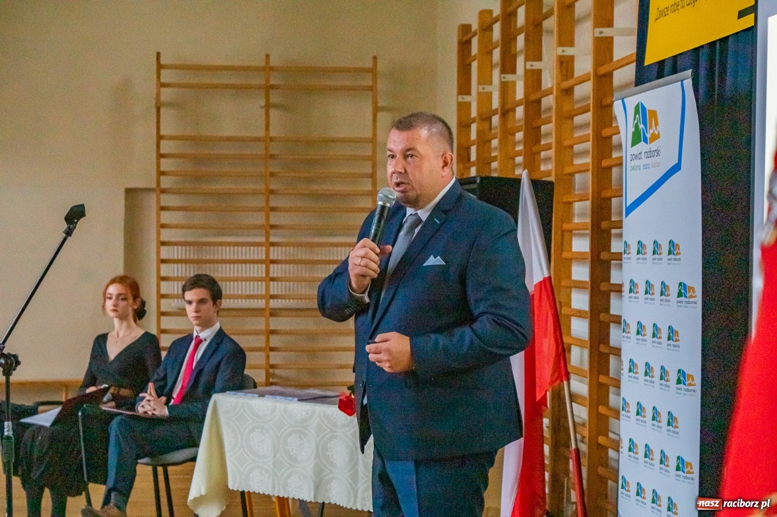 Zdjęcie w galerii na portalu naszraciborz.pl: Awanse, nagrody, życzenia. Kasprowicz gospodarzem powiatowej inauguracji roku szkolnego wiadomości z regionu