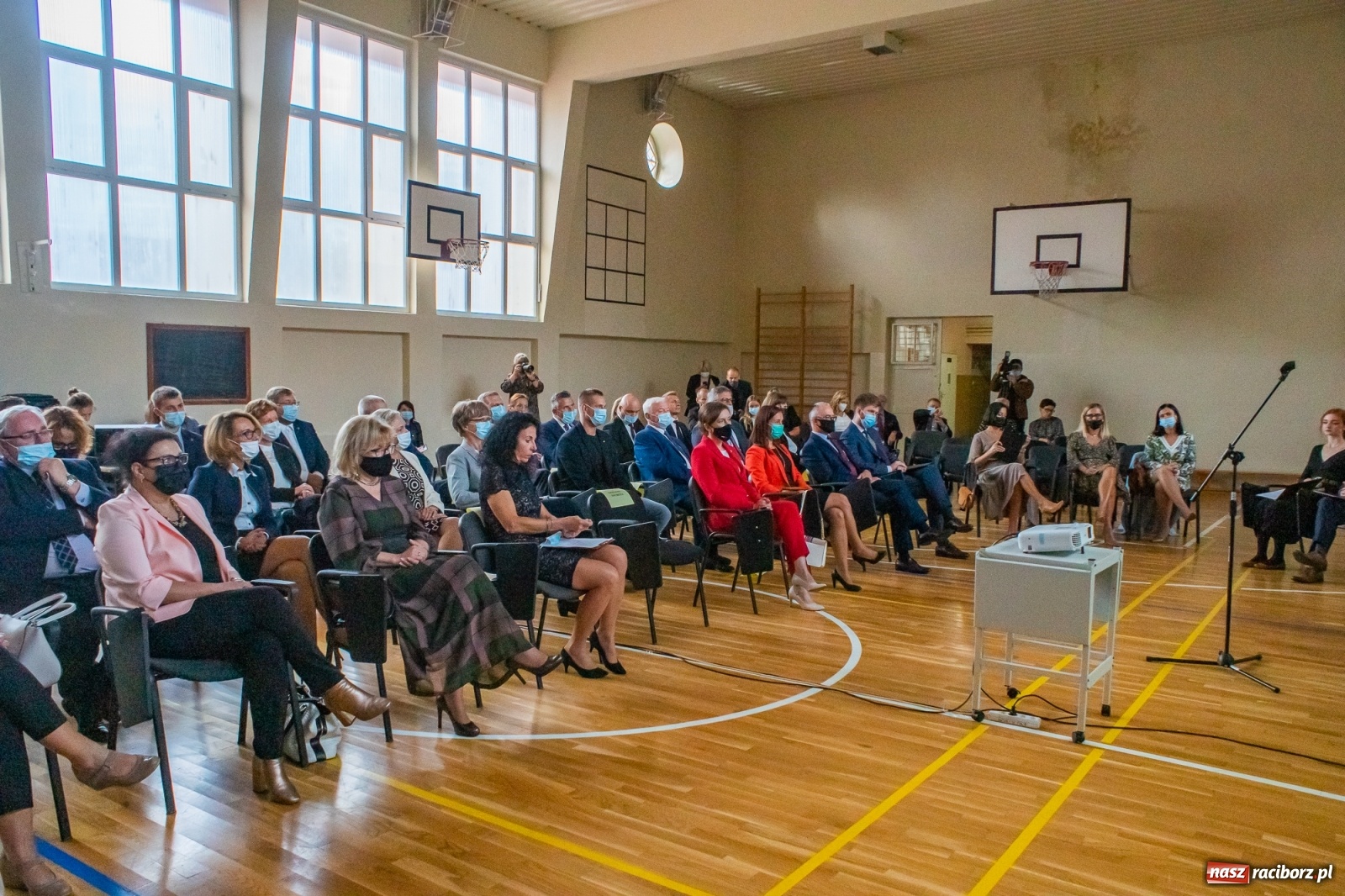 Zdjęcie w galerii na portalu naszraciborz.pl: Awanse, nagrody, życzenia. Kasprowicz gospodarzem powiatowej inauguracji roku szkolnego wiadomości z regionu