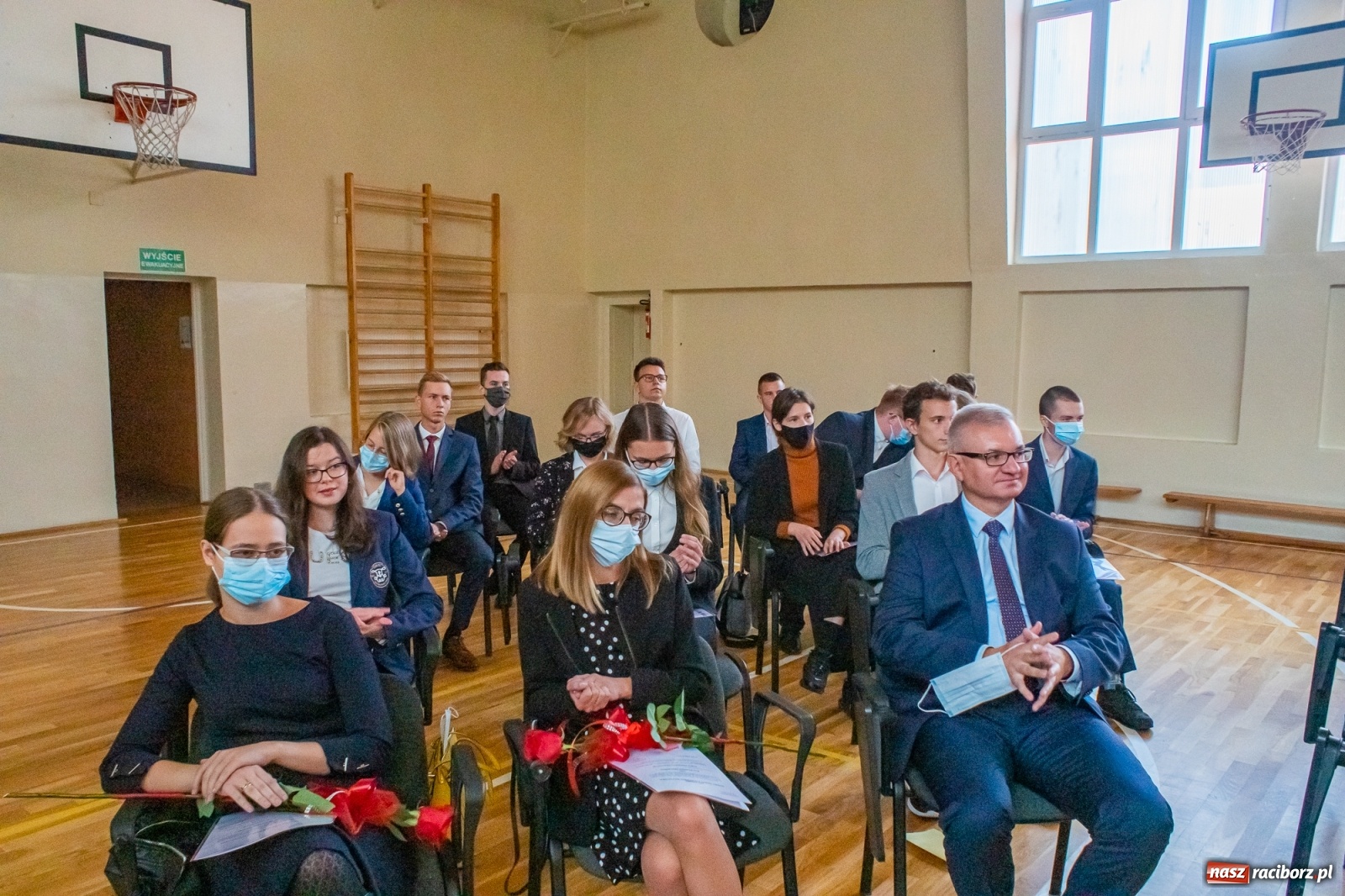 Zdjęcie w galerii na portalu naszraciborz.pl: Awanse, nagrody, życzenia. Kasprowicz gospodarzem powiatowej inauguracji roku szkolnego wiadomości z regionu