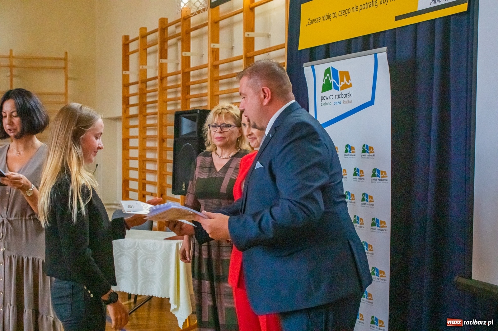 Zdjęcie w galerii na portalu naszraciborz.pl: Awanse, nagrody, życzenia. Kasprowicz gospodarzem powiatowej inauguracji roku szkolnego wiadomości z regionu