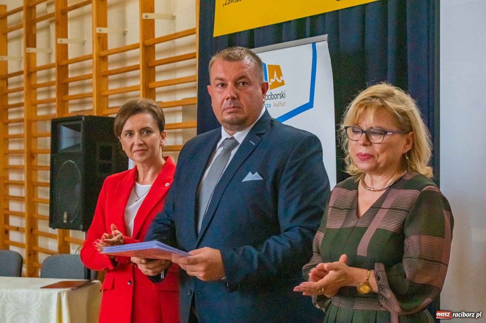 Zdjęcie w galerii na portalu naszraciborz.pl: Awanse, nagrody, życzenia. Kasprowicz gospodarzem powiatowej inauguracji roku szkolnego wiadomości z regionu