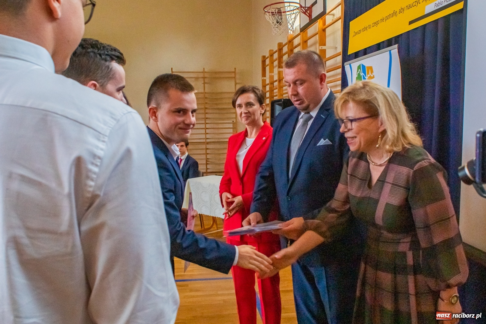 Zdjęcie w galerii na portalu naszraciborz.pl: Awanse, nagrody, życzenia. Kasprowicz gospodarzem powiatowej inauguracji roku szkolnego wiadomości z regionu