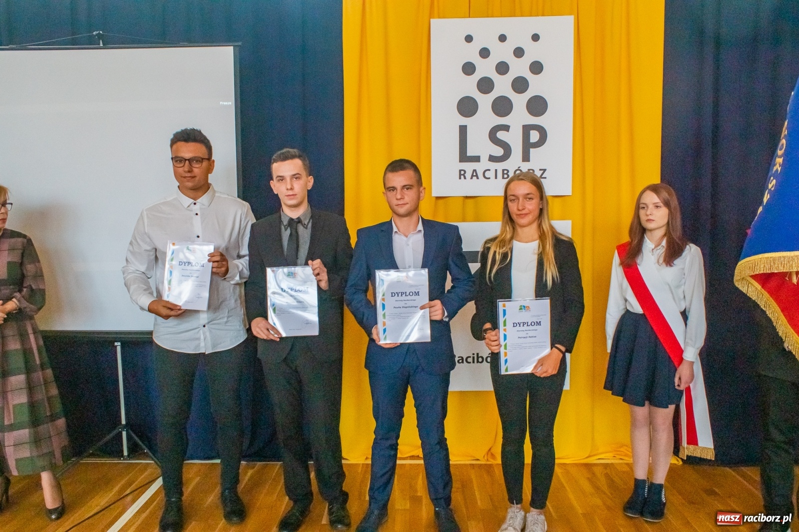 Zdjęcie w galerii na portalu naszraciborz.pl: Awanse, nagrody, życzenia. Kasprowicz gospodarzem powiatowej inauguracji roku szkolnego wiadomości z regionu