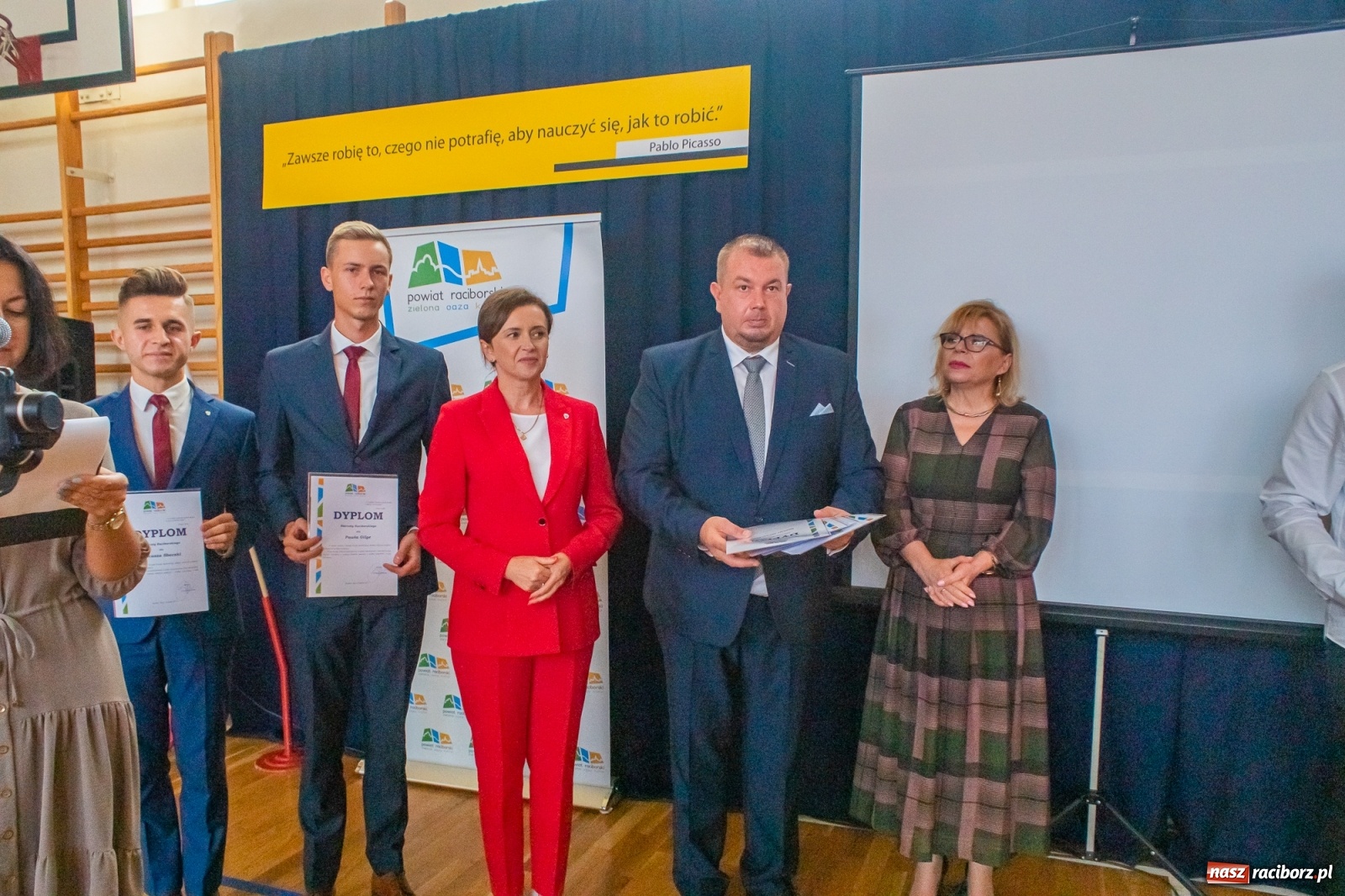 Zdjęcie w galerii na portalu naszraciborz.pl: Awanse, nagrody, życzenia. Kasprowicz gospodarzem powiatowej inauguracji roku szkolnego wiadomości z regionu